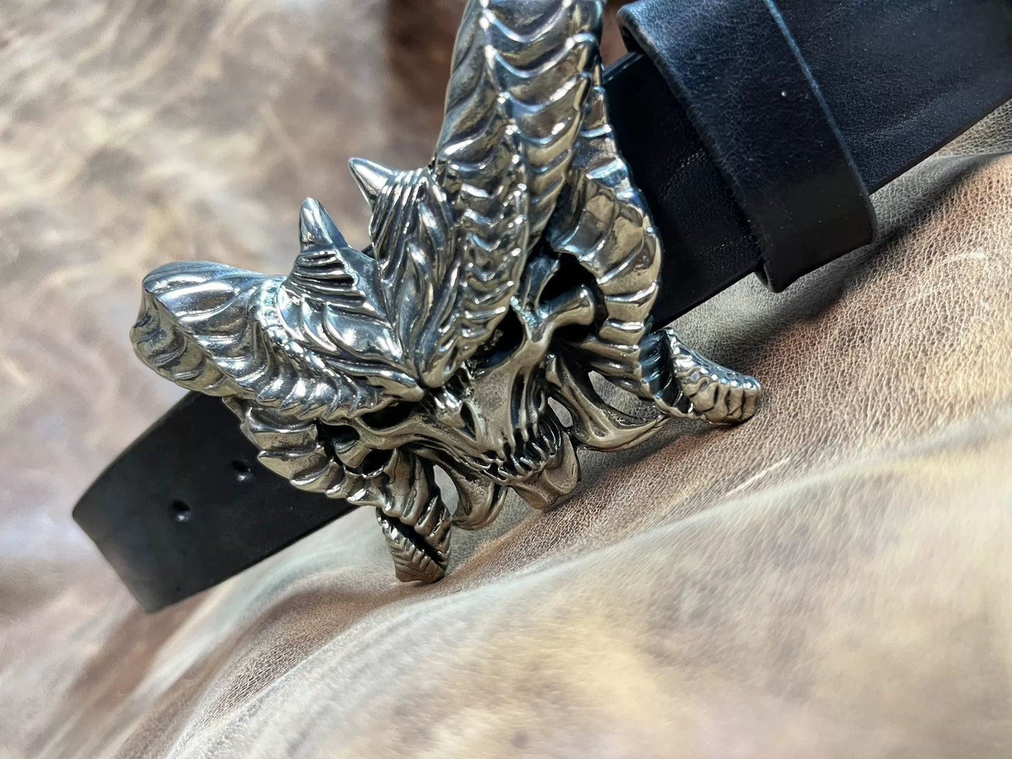 Customized belt in black bison leather. Customized length
