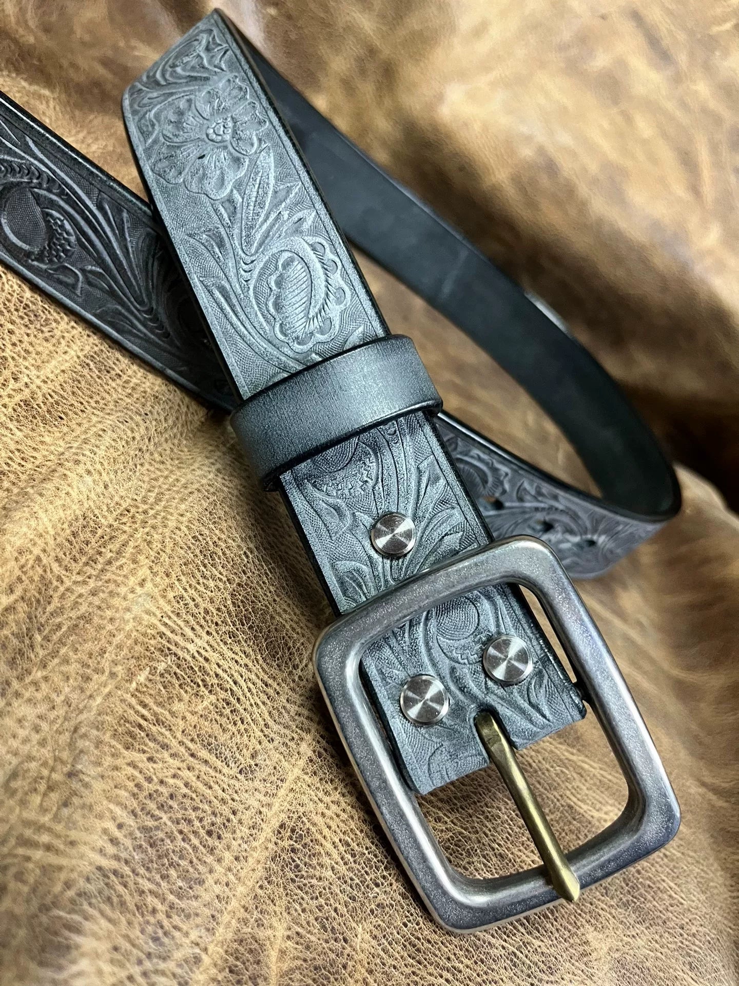 The Italian horse-rein carved handmade belt is customized