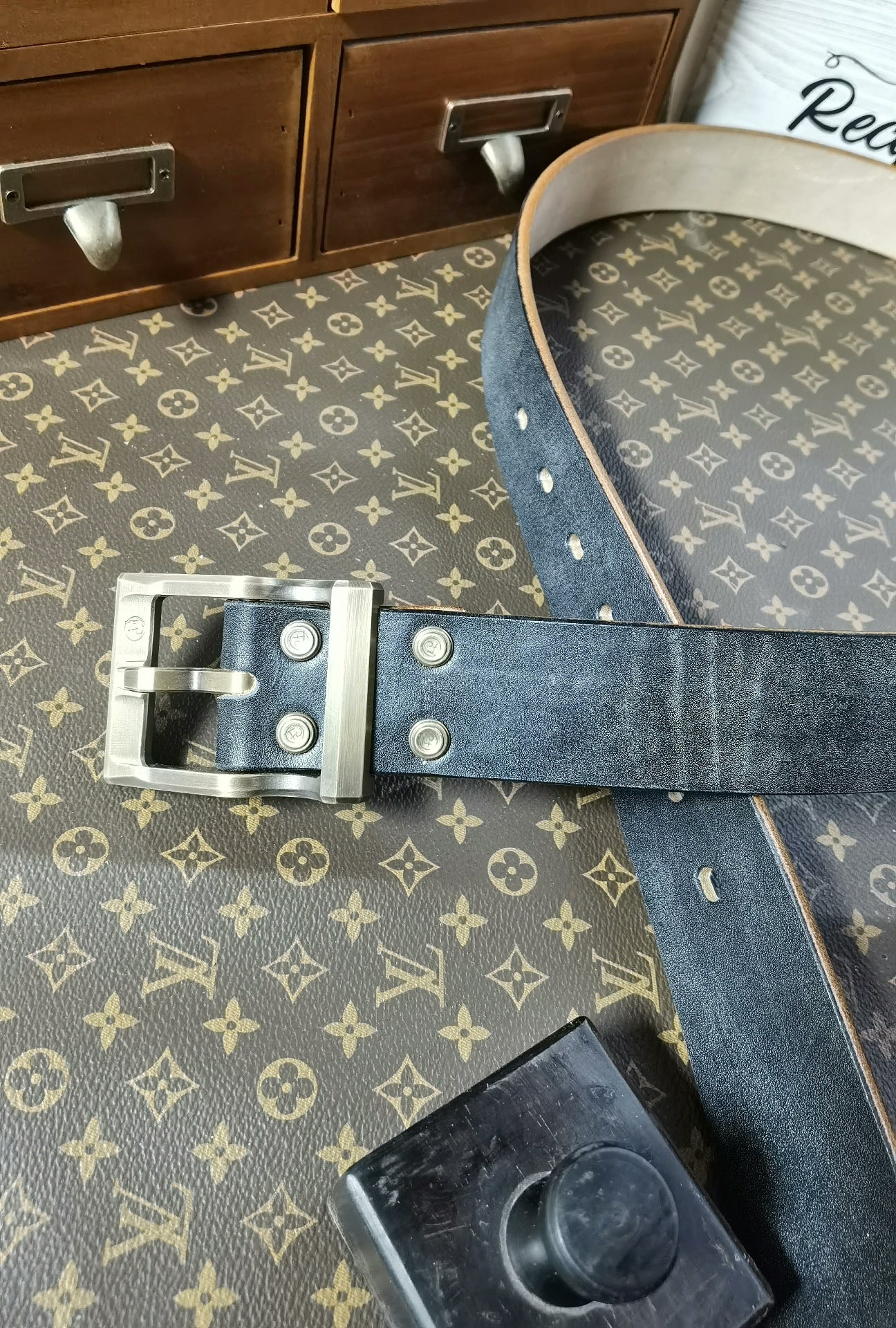 5.5mm thick black JF bridle leather. Full grain jf horse rein leath…
