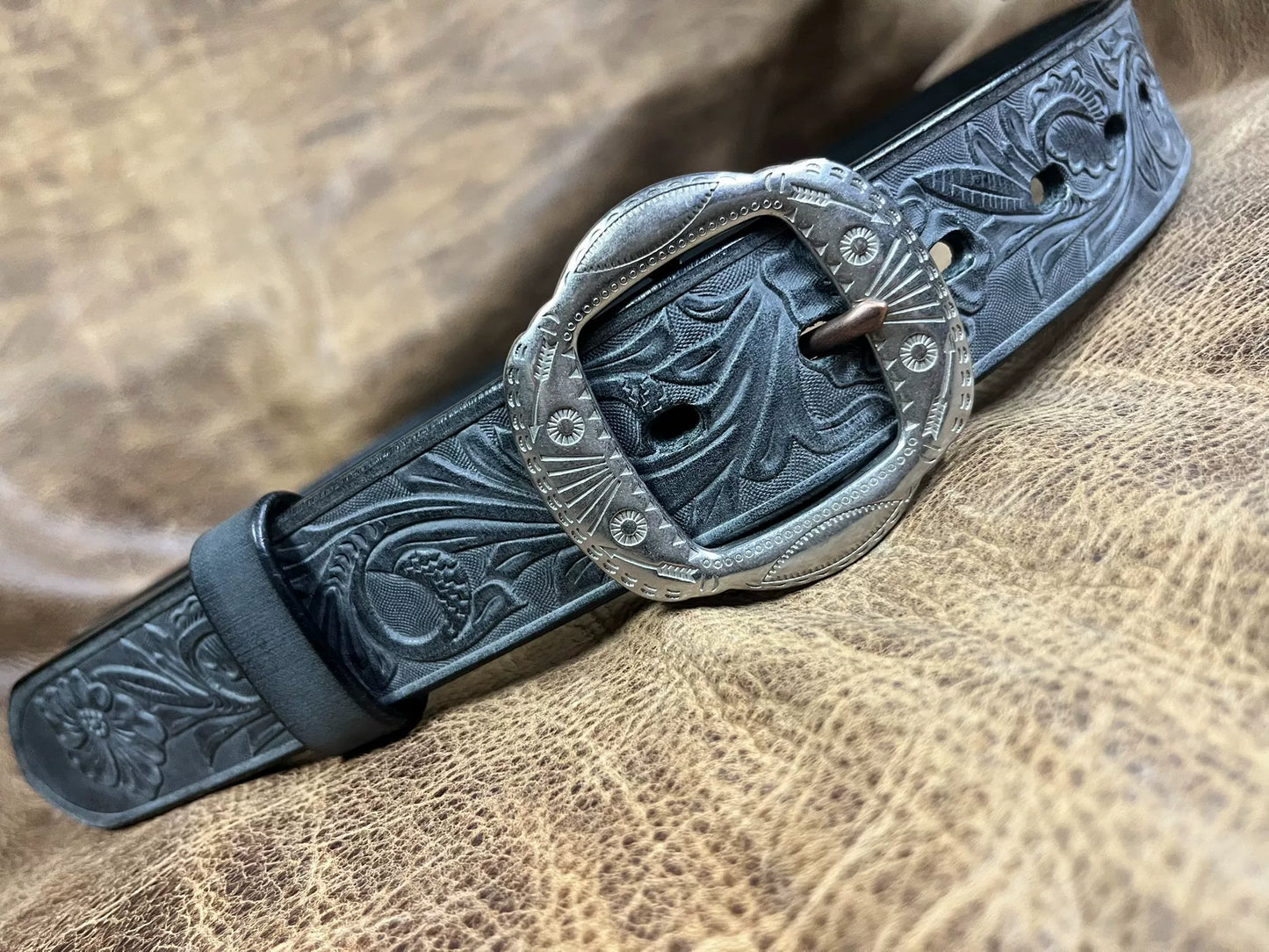 The Italian horse-rein carved handmade belt is customized