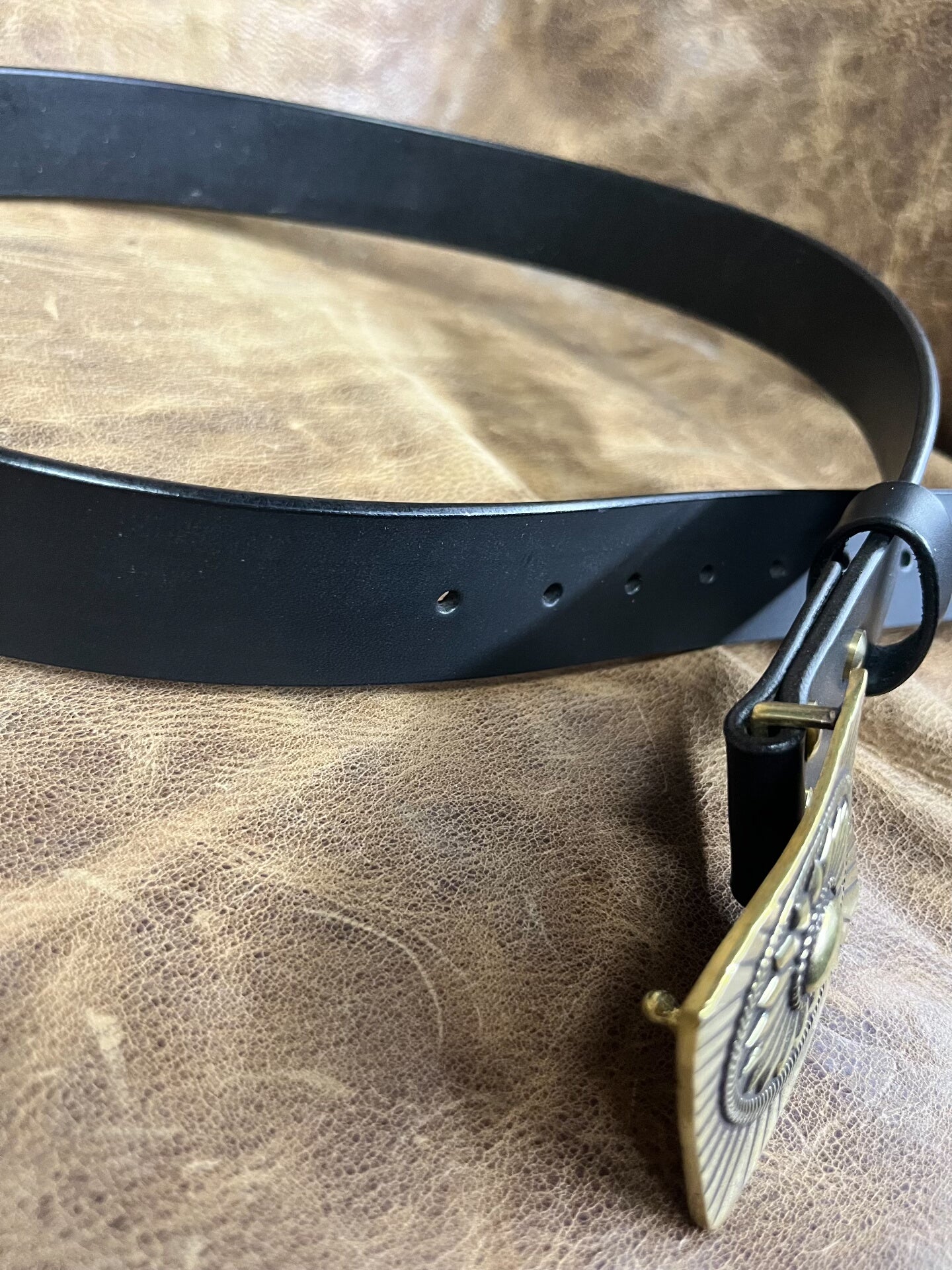 The three-dimensional brass Navajo smooth gusset buckle is paired w…