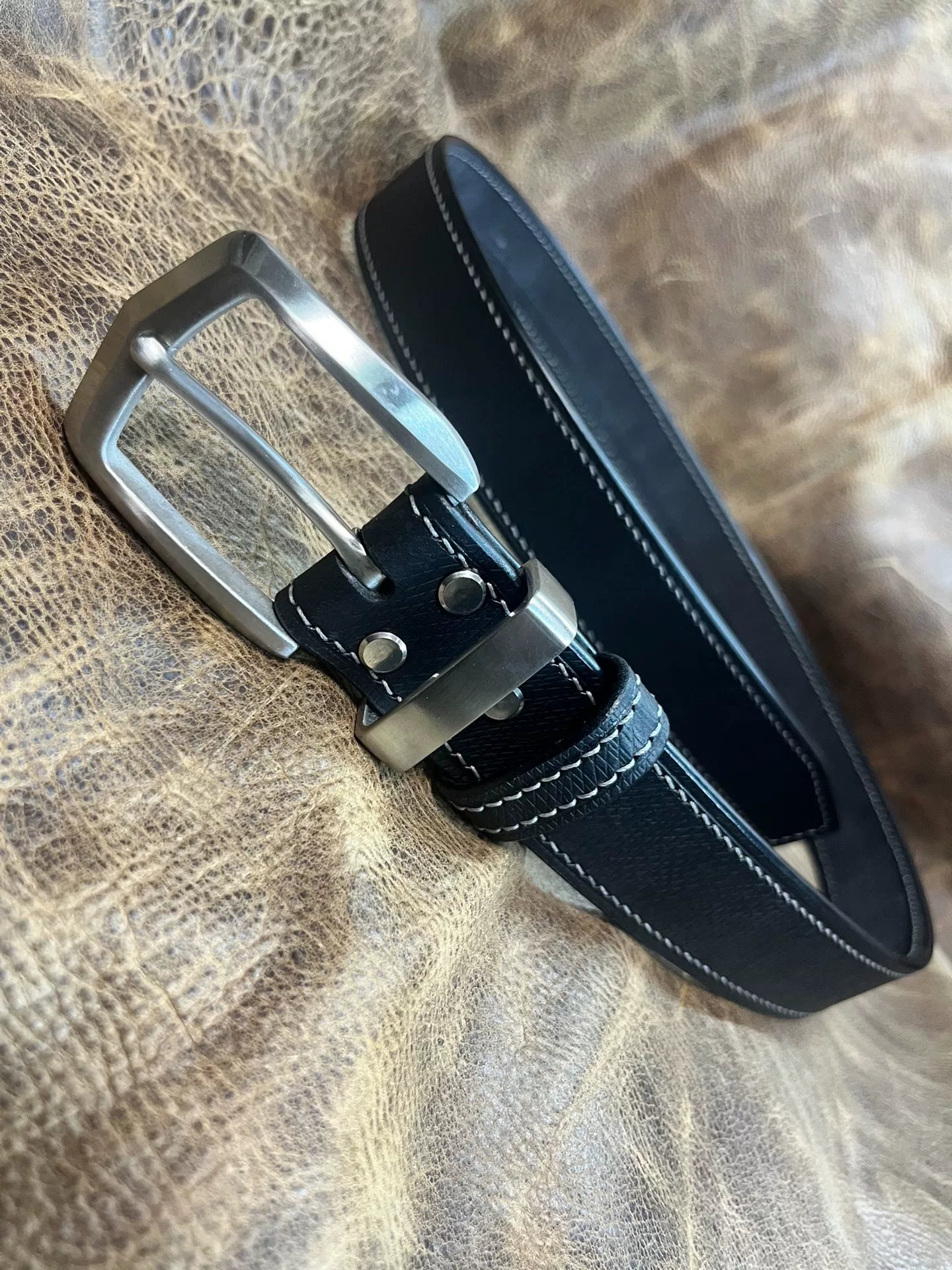 Imported Italian saddle vegetable tanned leather with hand stitchin…