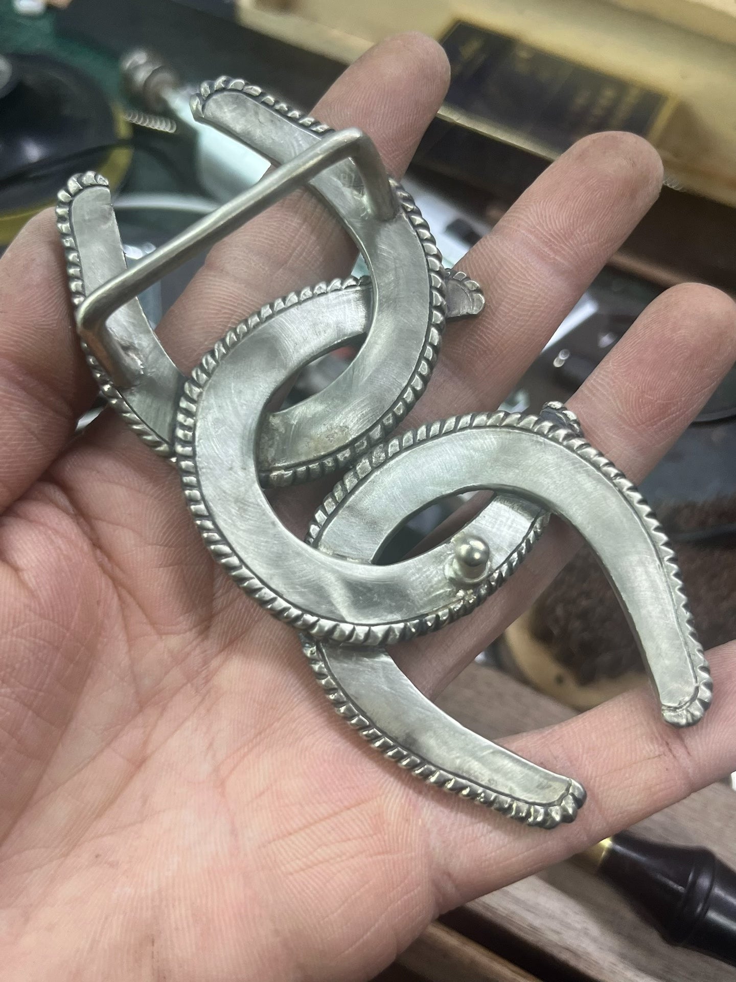 Horseshoe belt