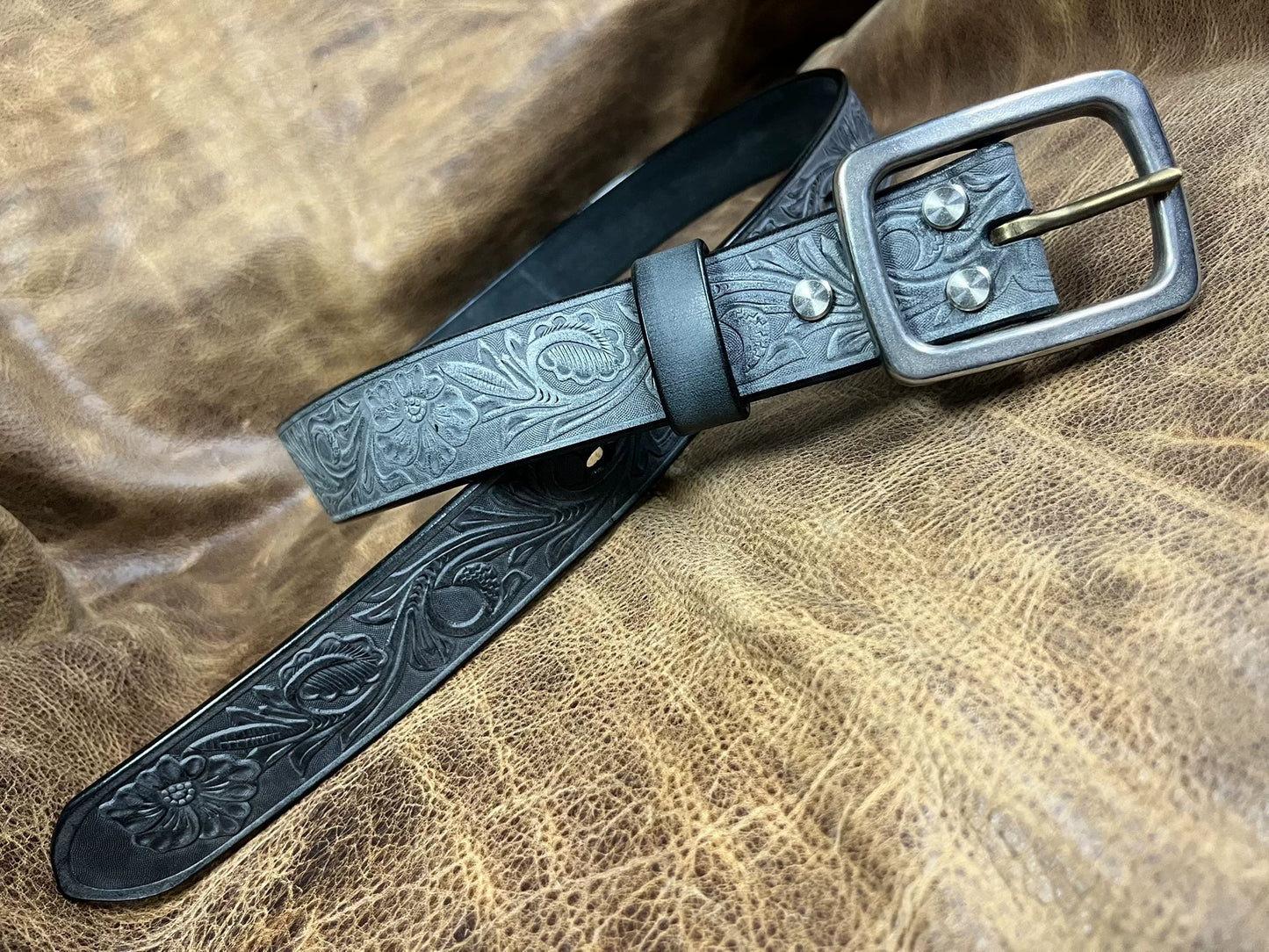 The Italian horse-rein carved handmade belt is customized