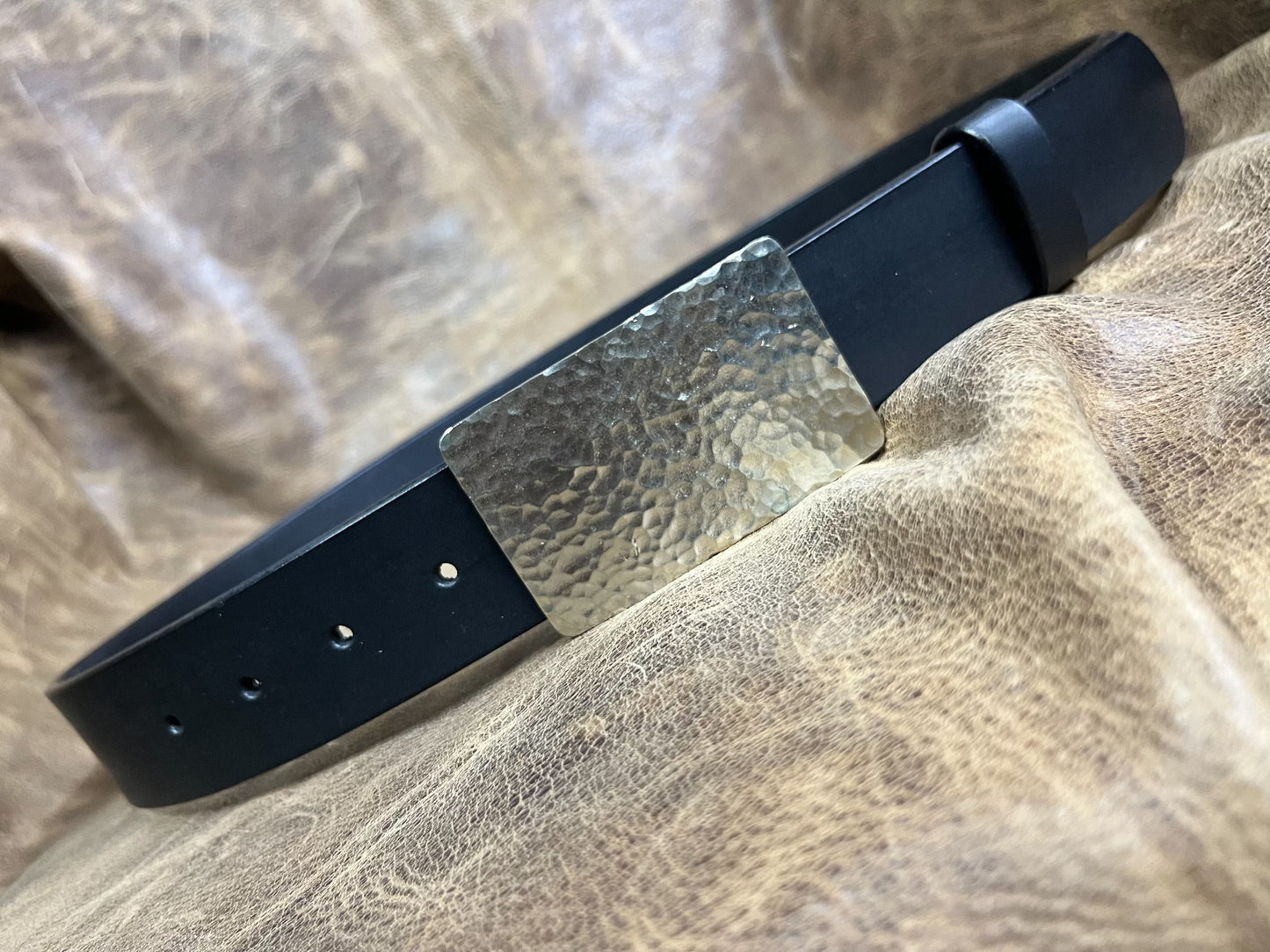 The three-dimensional white copper hammered smooth gusset buckle is…