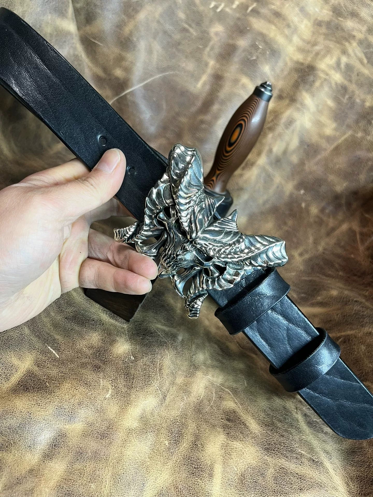 Customized belt in black bison leather. Customized length