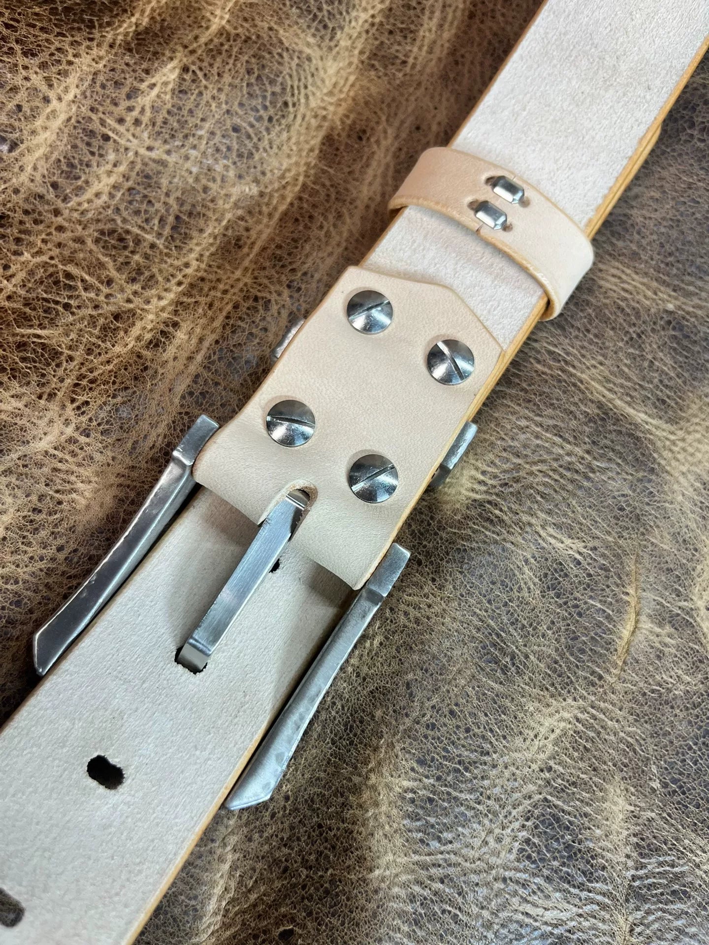 Original color plant-raised cow hand-hammered replica gadfly buckle…