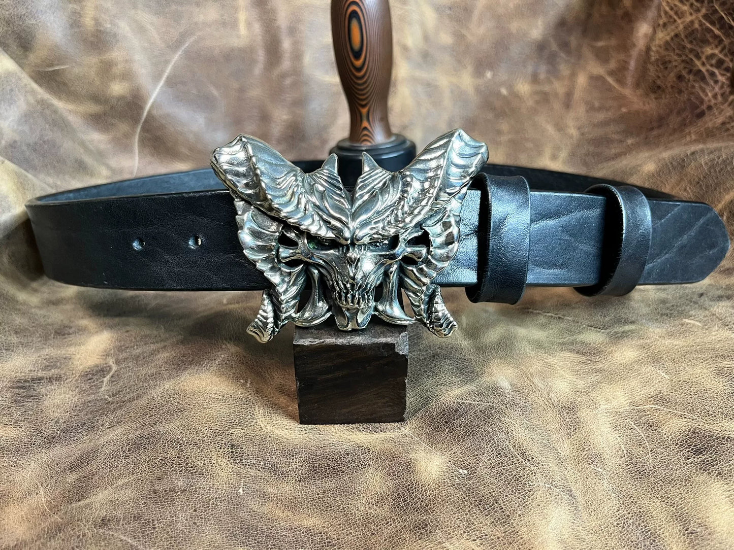 Customized belt in black bison leather. Customized length