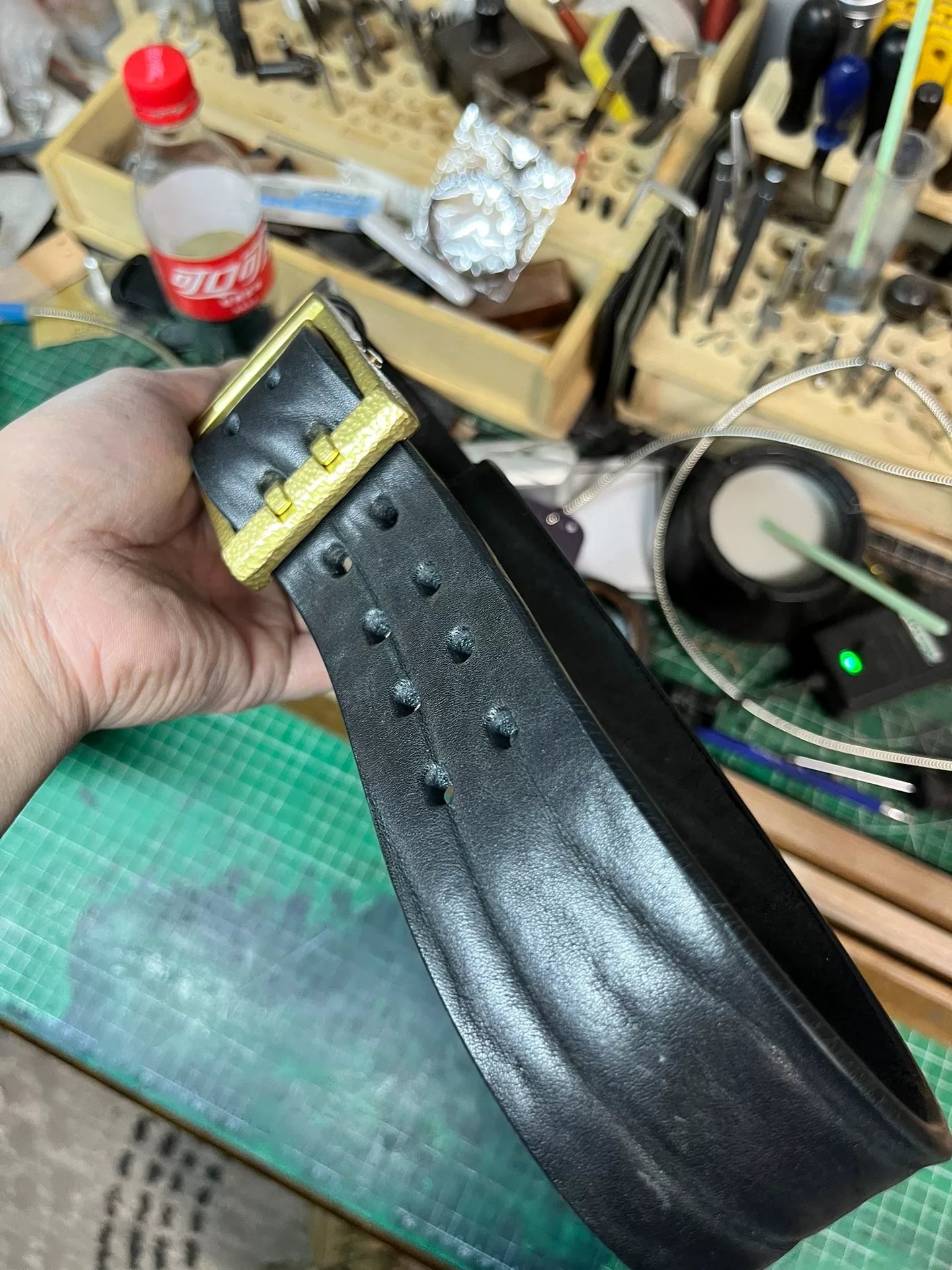 4.5 cm wide double-needle hammer-patterned handmade belt of five ge…