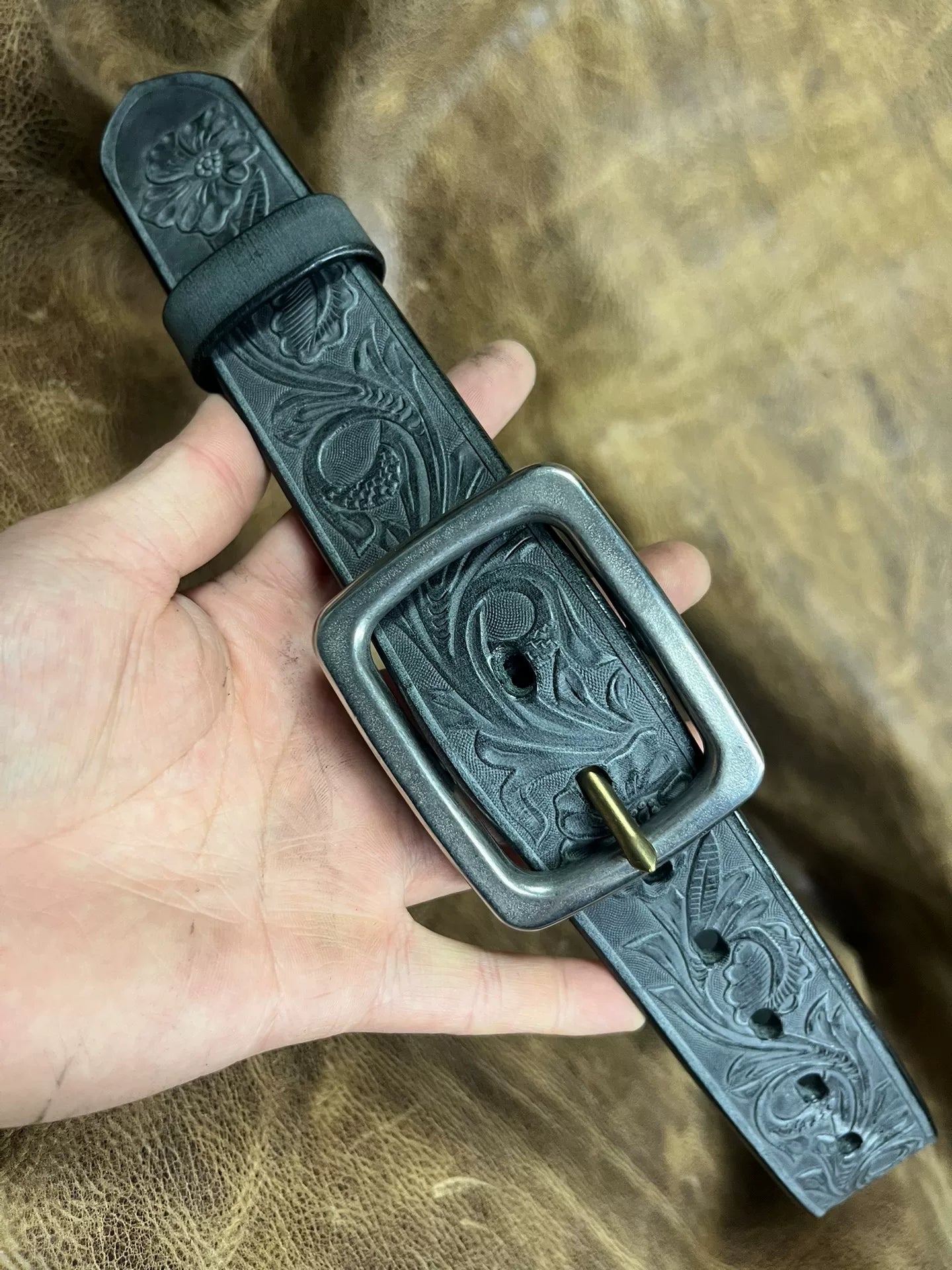 The Italian horse-rein carved handmade belt is customized