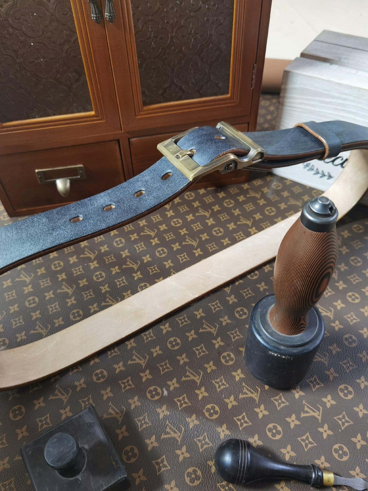 5.5mm thick black JF bridle leather. Full grain jf horse rein leath…