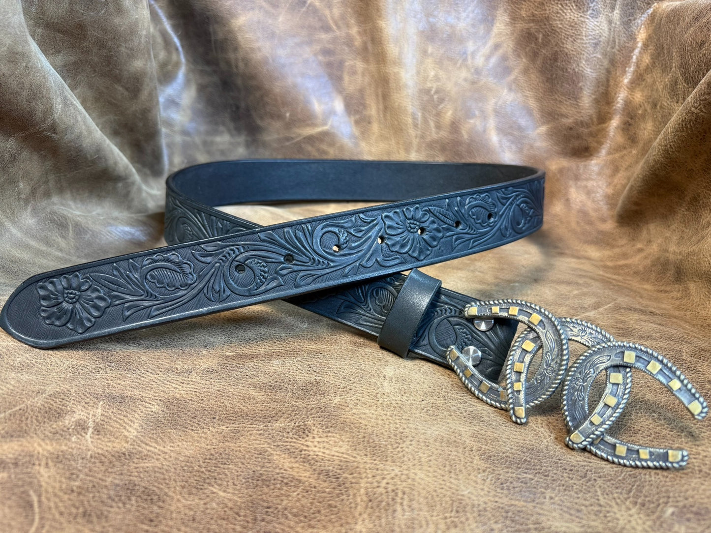 American saddle vegetable tanning with gold-plated horseshoe belt