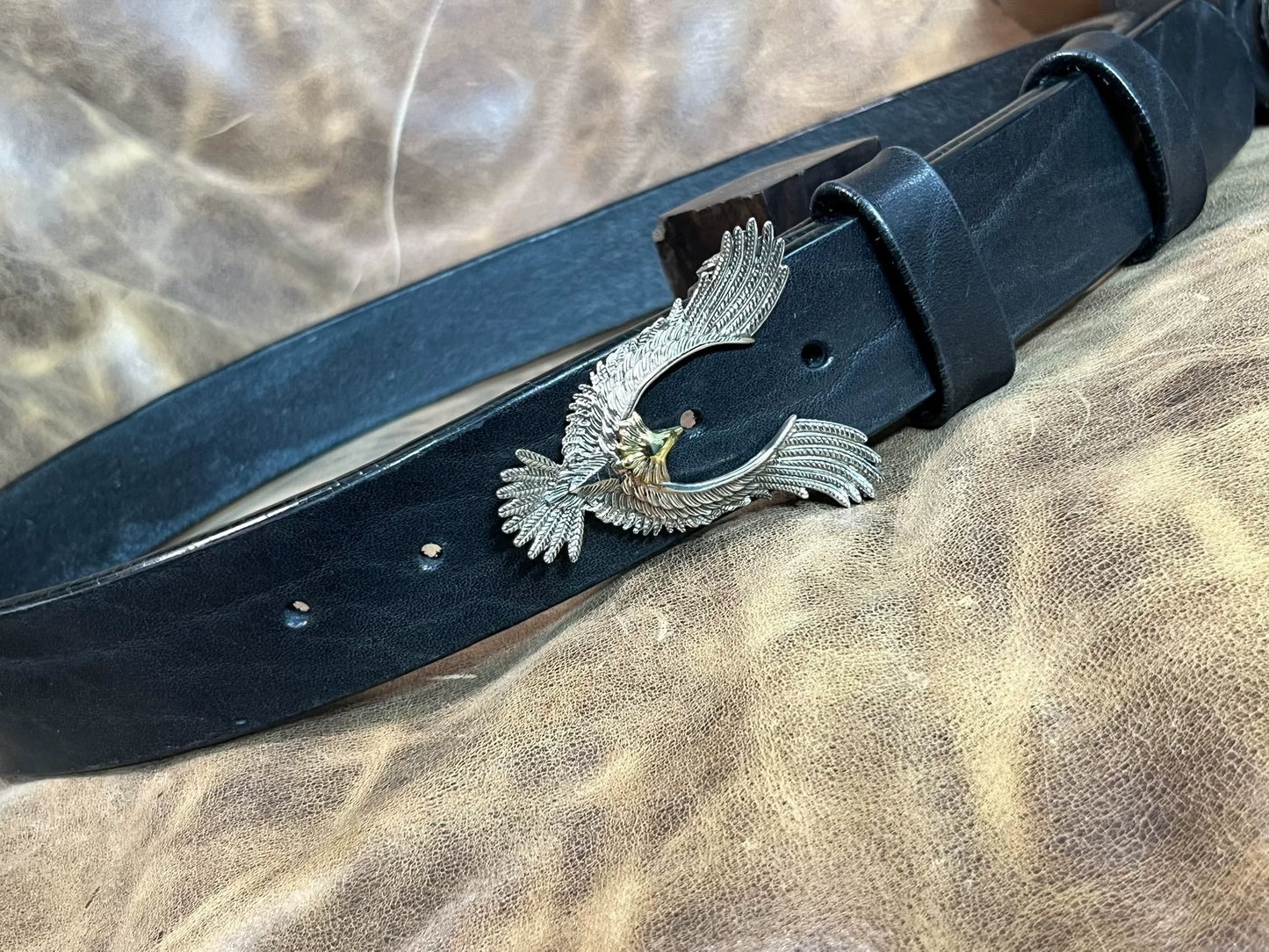 Customized belt in black bison leather. Customized length