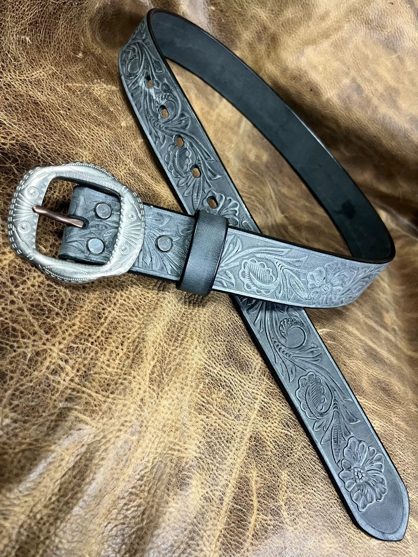 The Italian horse-rein carved handmade belt is customized