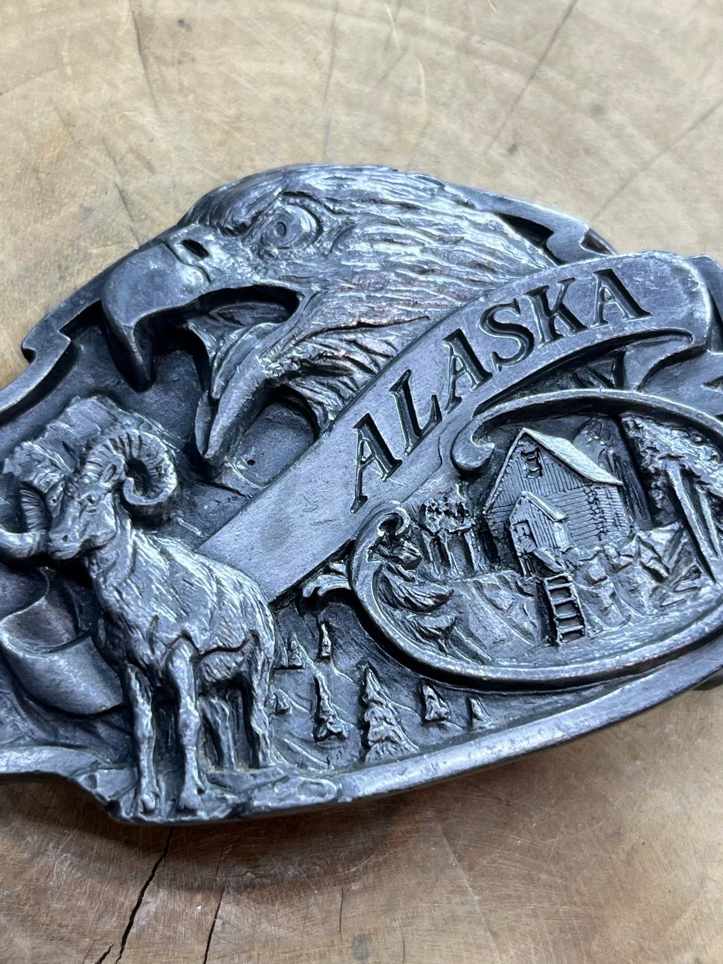 Pre-Owned Vintage American Relief Belt Buckle — Excellent Condition
