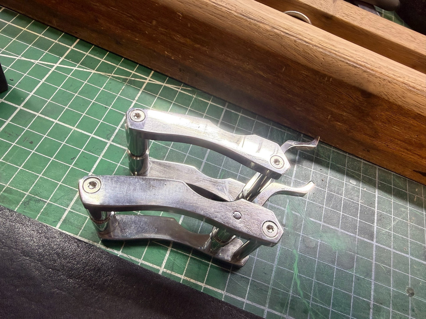 316L Line-Cut Belt Buckle — 35mm Inner Diameter, Rolling Pin Front