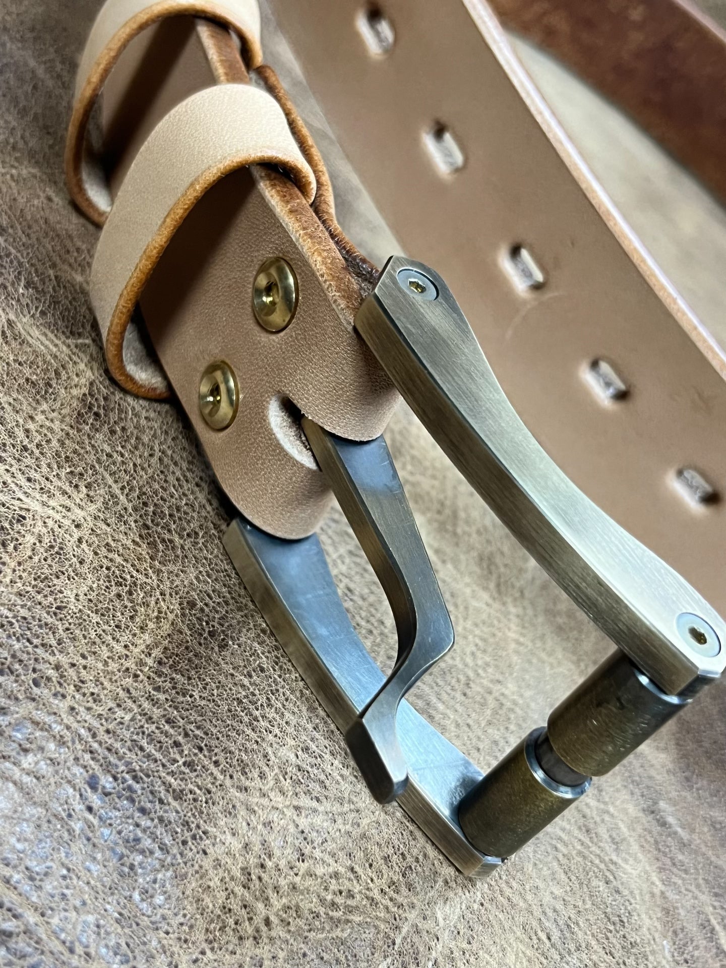 6.5 mm saddle with brass wire-cut belt buckle