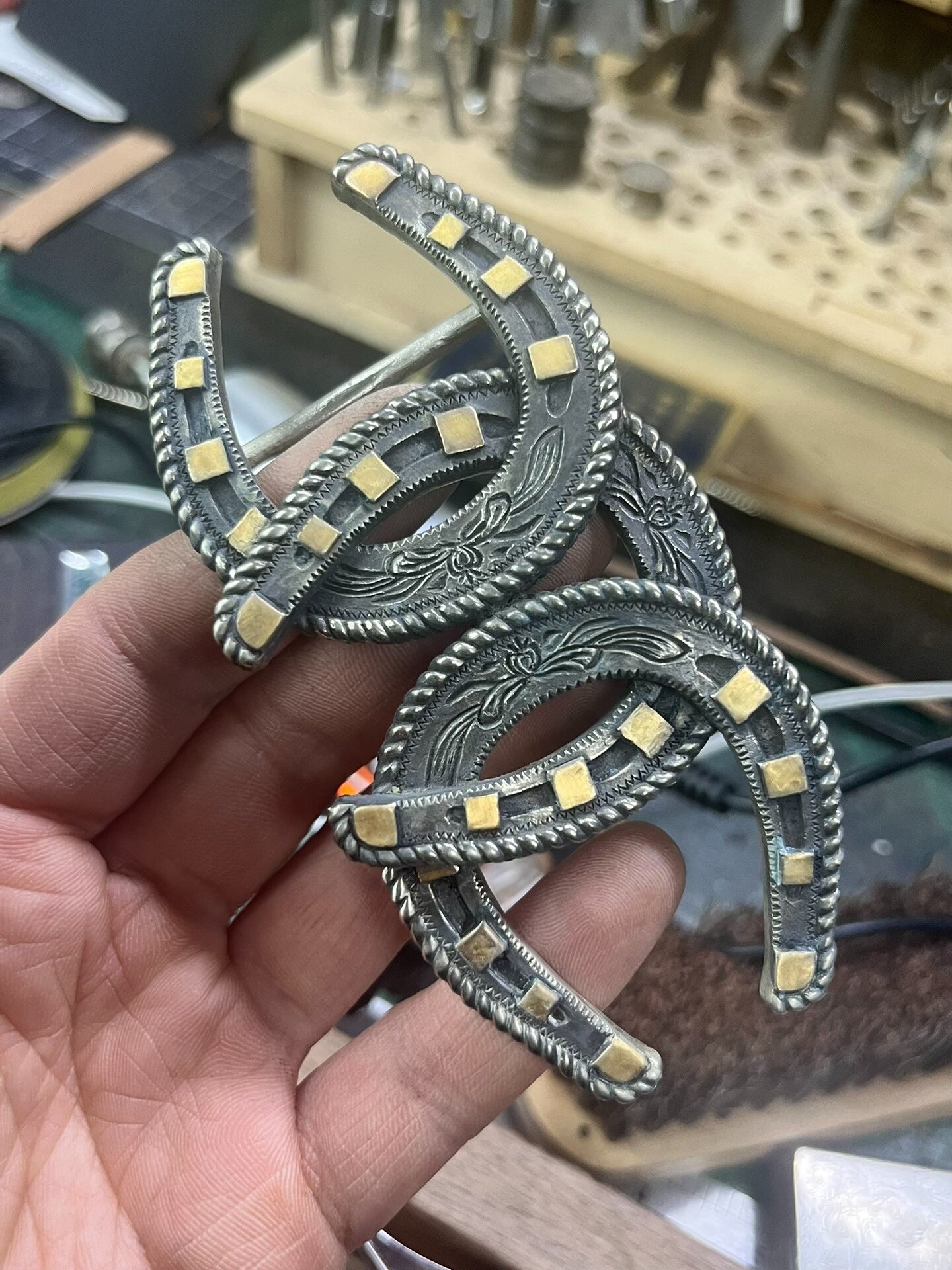 Horseshoe belt