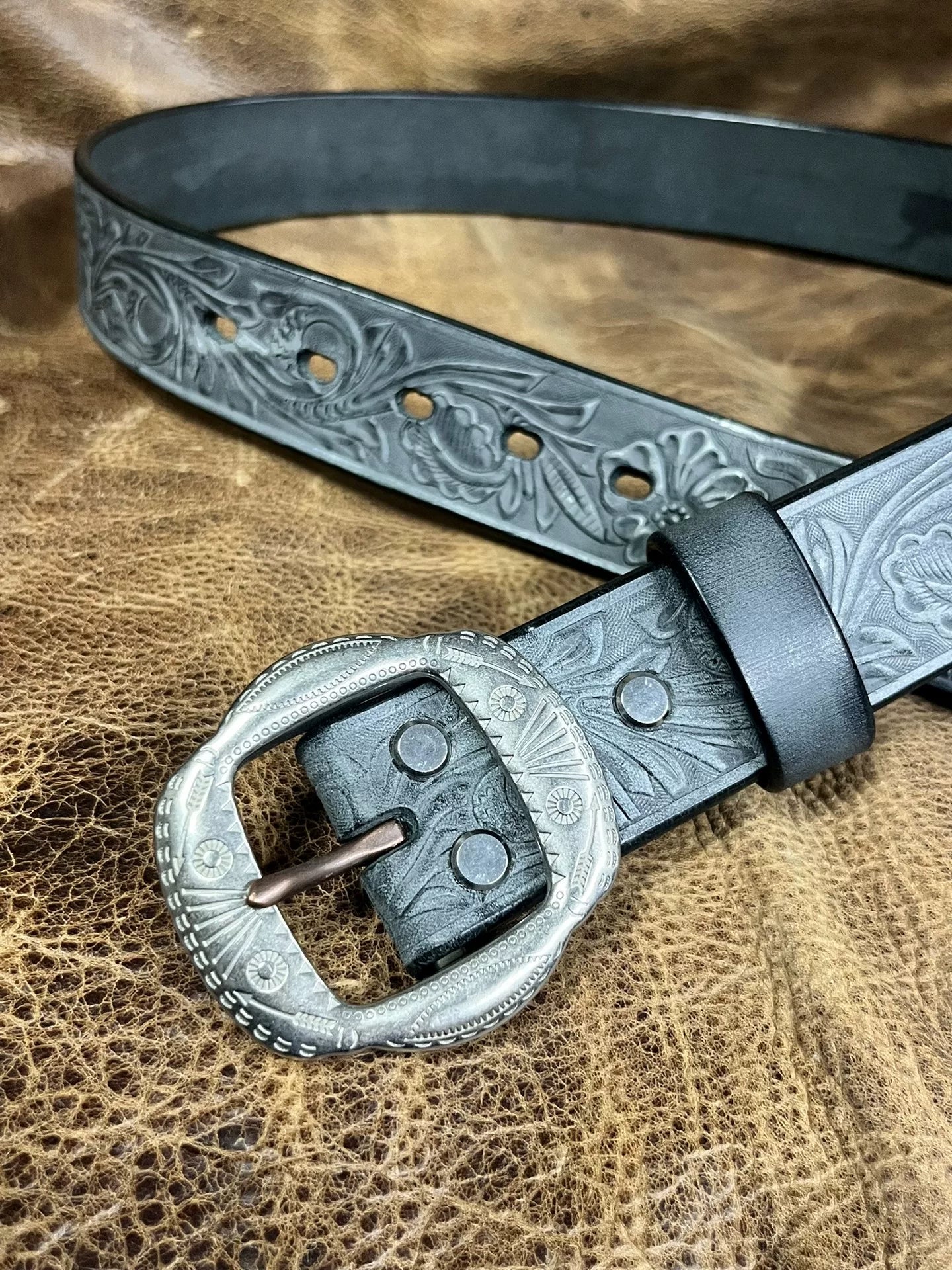 The Italian horse-rein carved handmade belt is customized