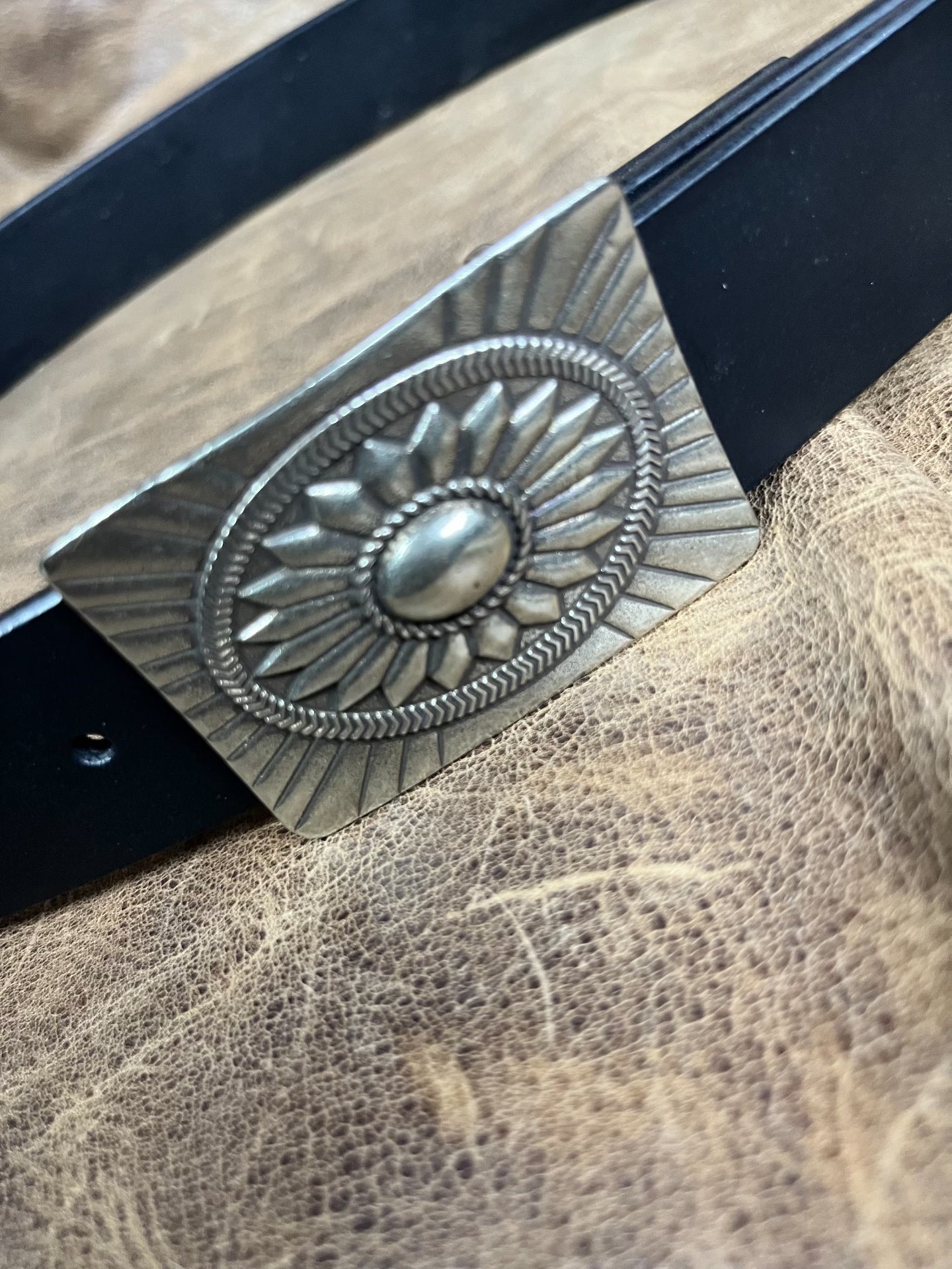 The three-dimensional white copper Navajo smooth gusset buckle is p…