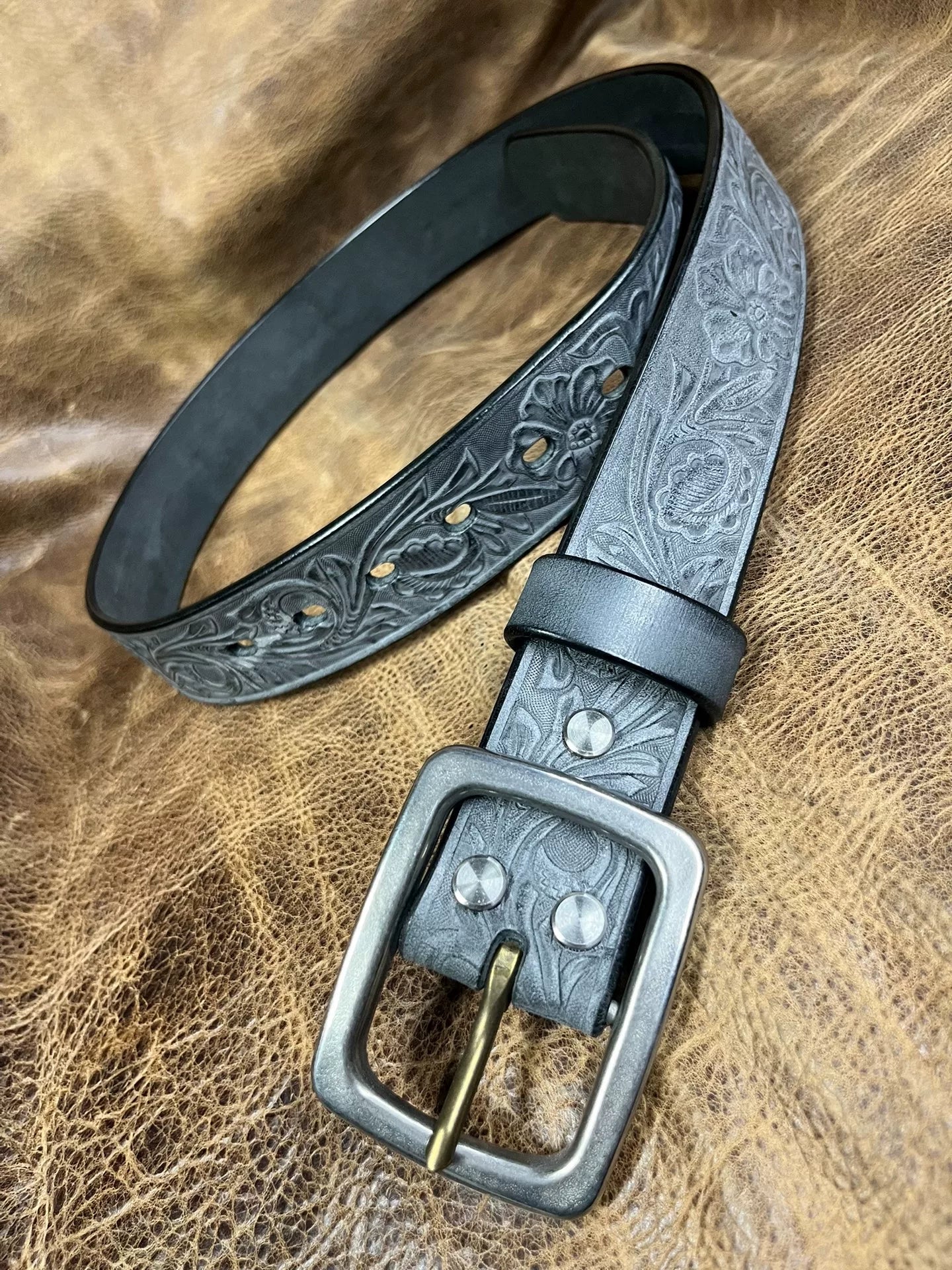 The Italian horse-rein carved handmade belt is customized