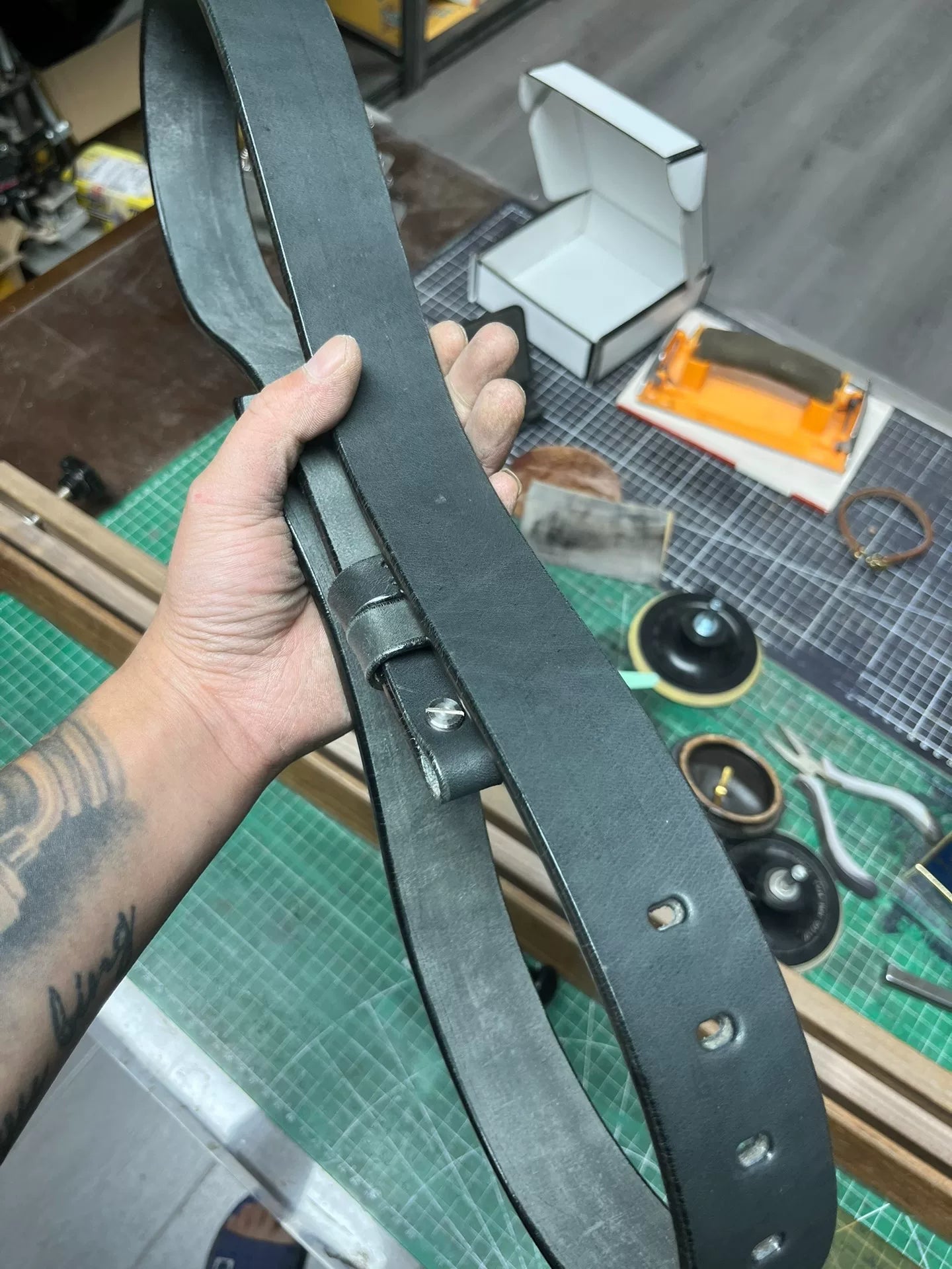 Black Meishan buckleless leather belt for men
