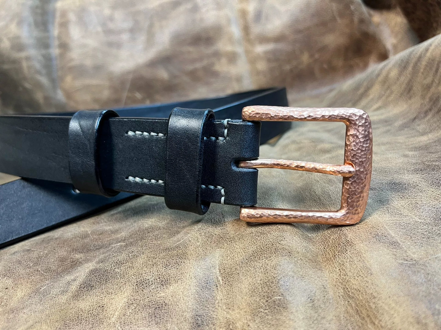 The copper hammered pure copper belt buckle is paired with a black…