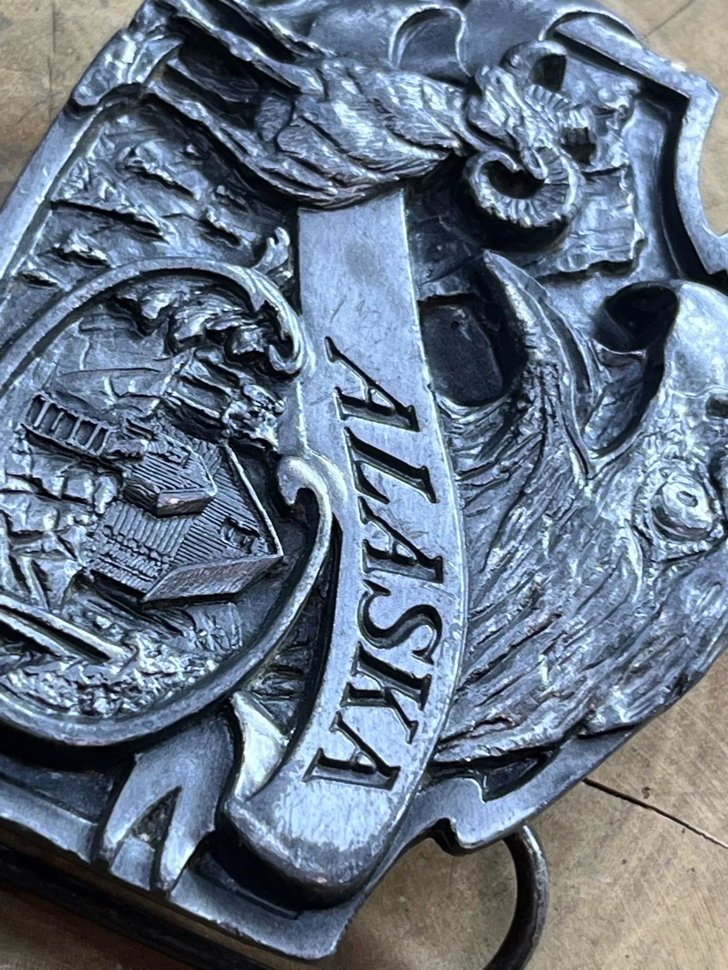 Pre-Owned Vintage American Relief Belt Buckle — Excellent Condition