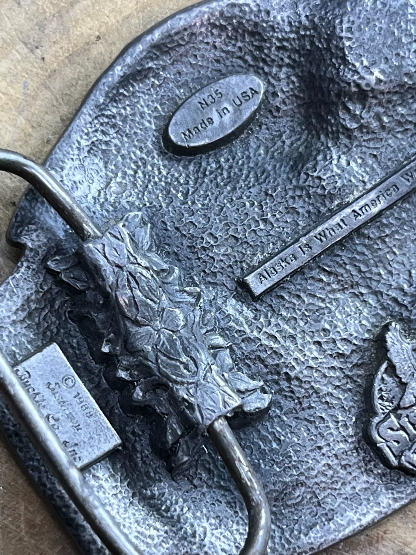 Pre-Owned Vintage American Relief Belt Buckle — Excellent Condition