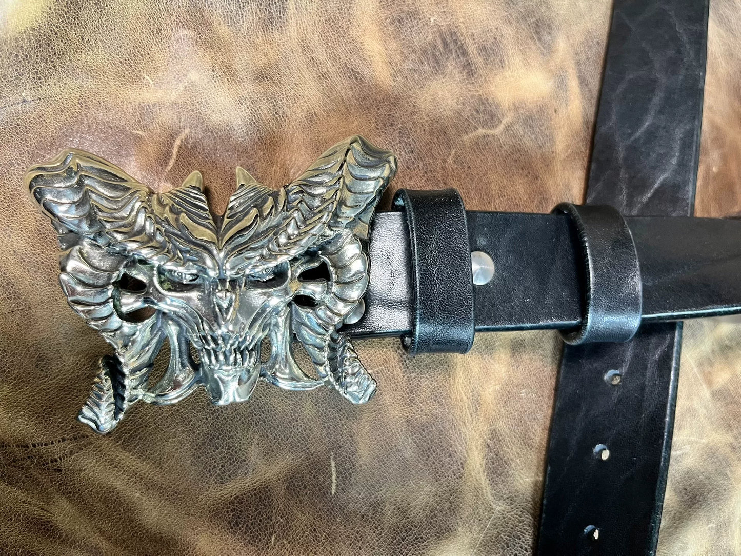 Customized belt in black bison leather. Customized length