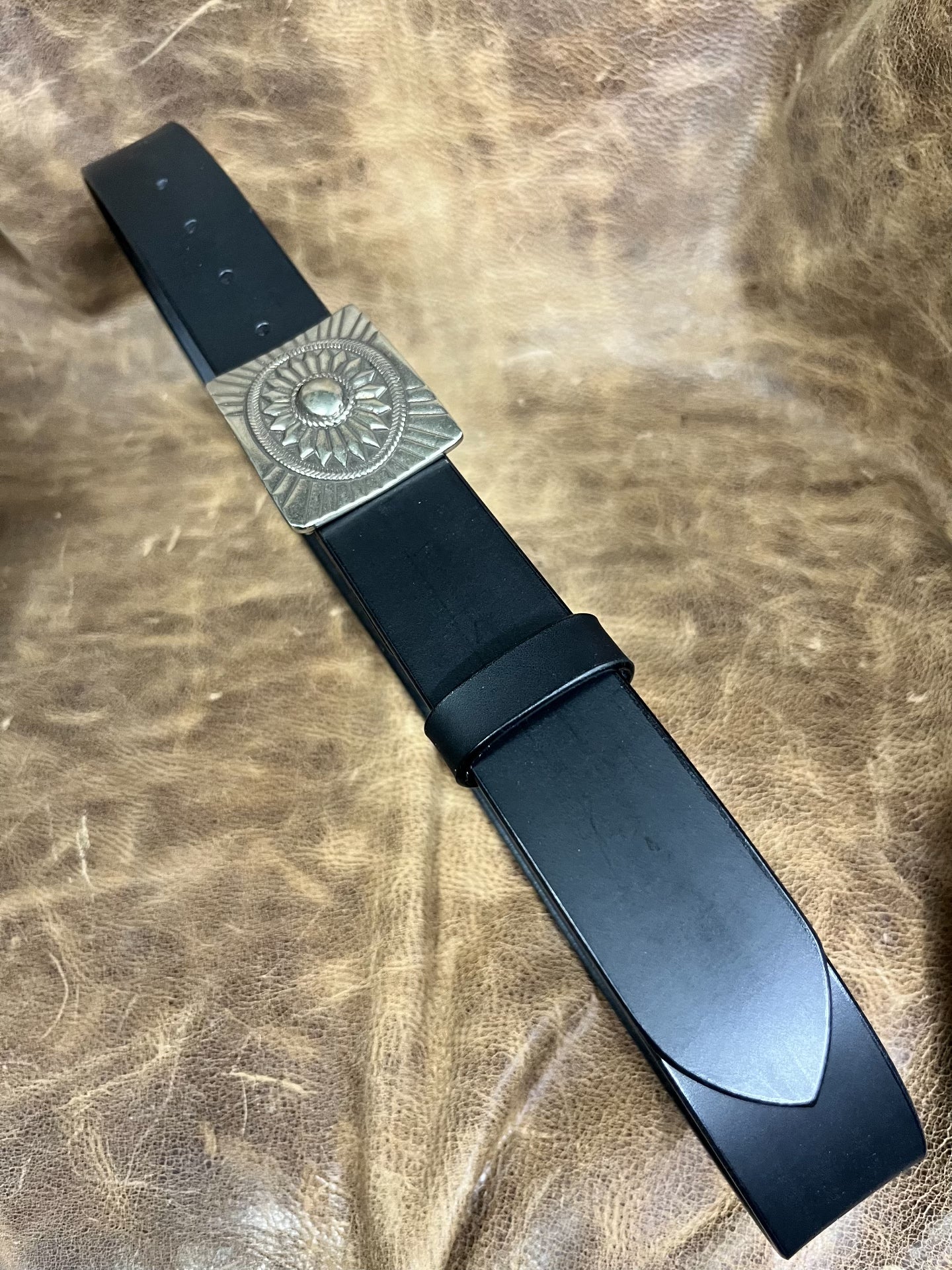 The three-dimensional white copper Navajo smooth gusset buckle is p…
