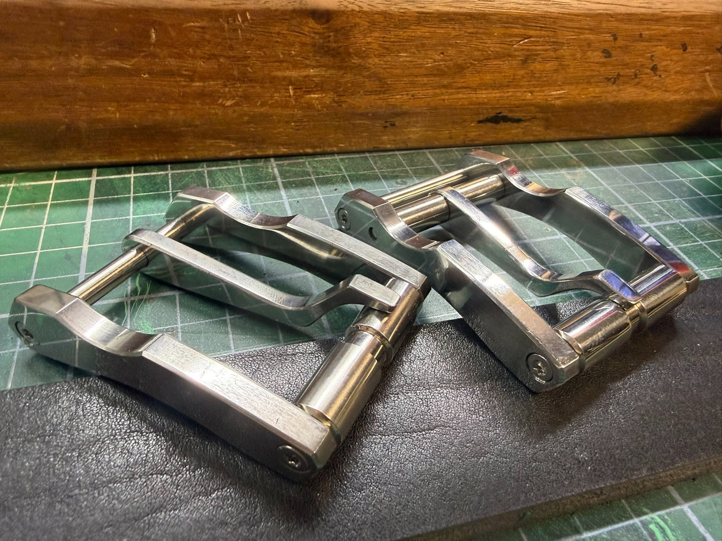 316L Line-Cut Belt Buckle — 35mm Inner Diameter, Rolling Pin Front