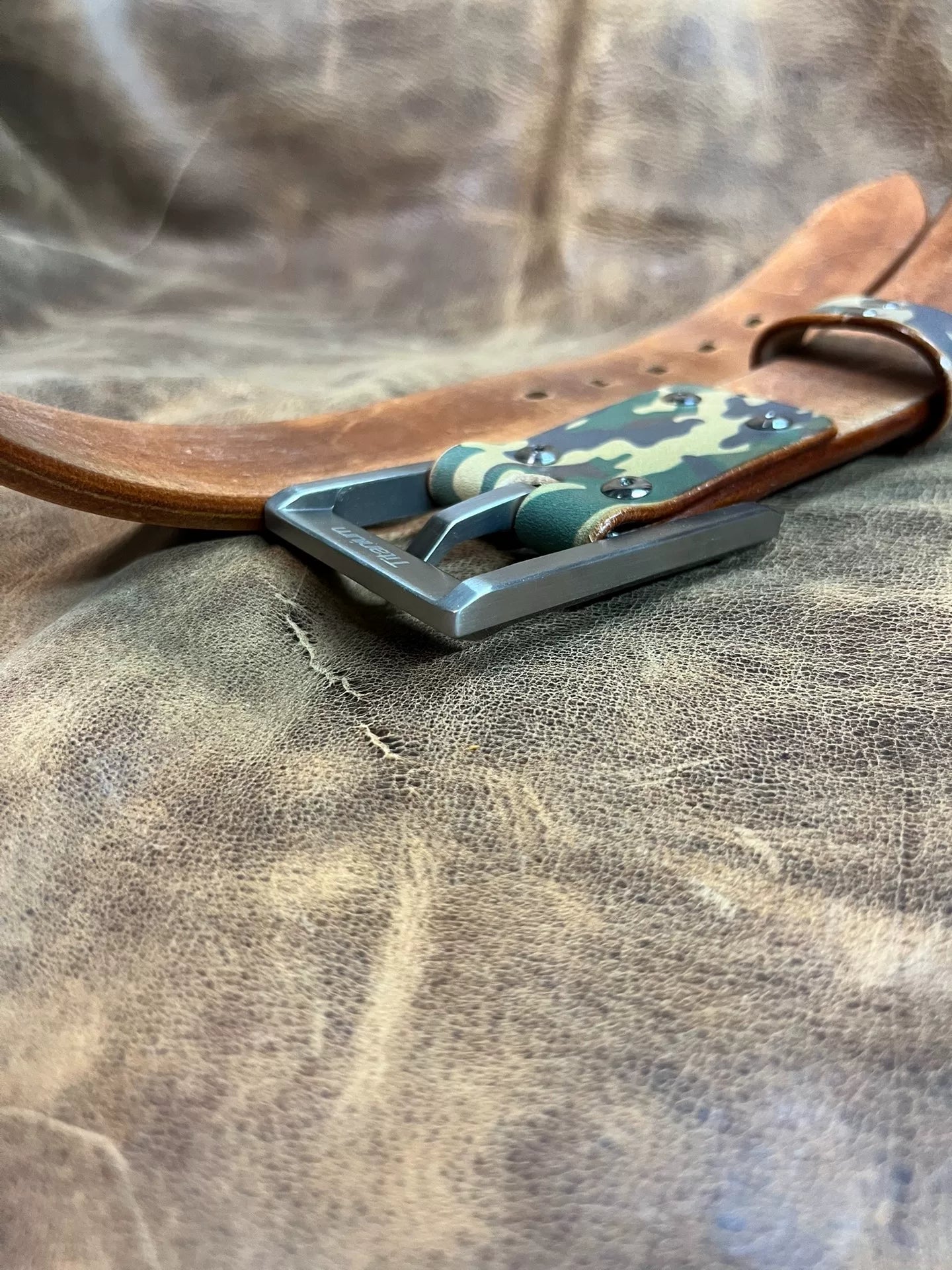 5.5mm thick camouflage saddle with titanium alloy belt buckle