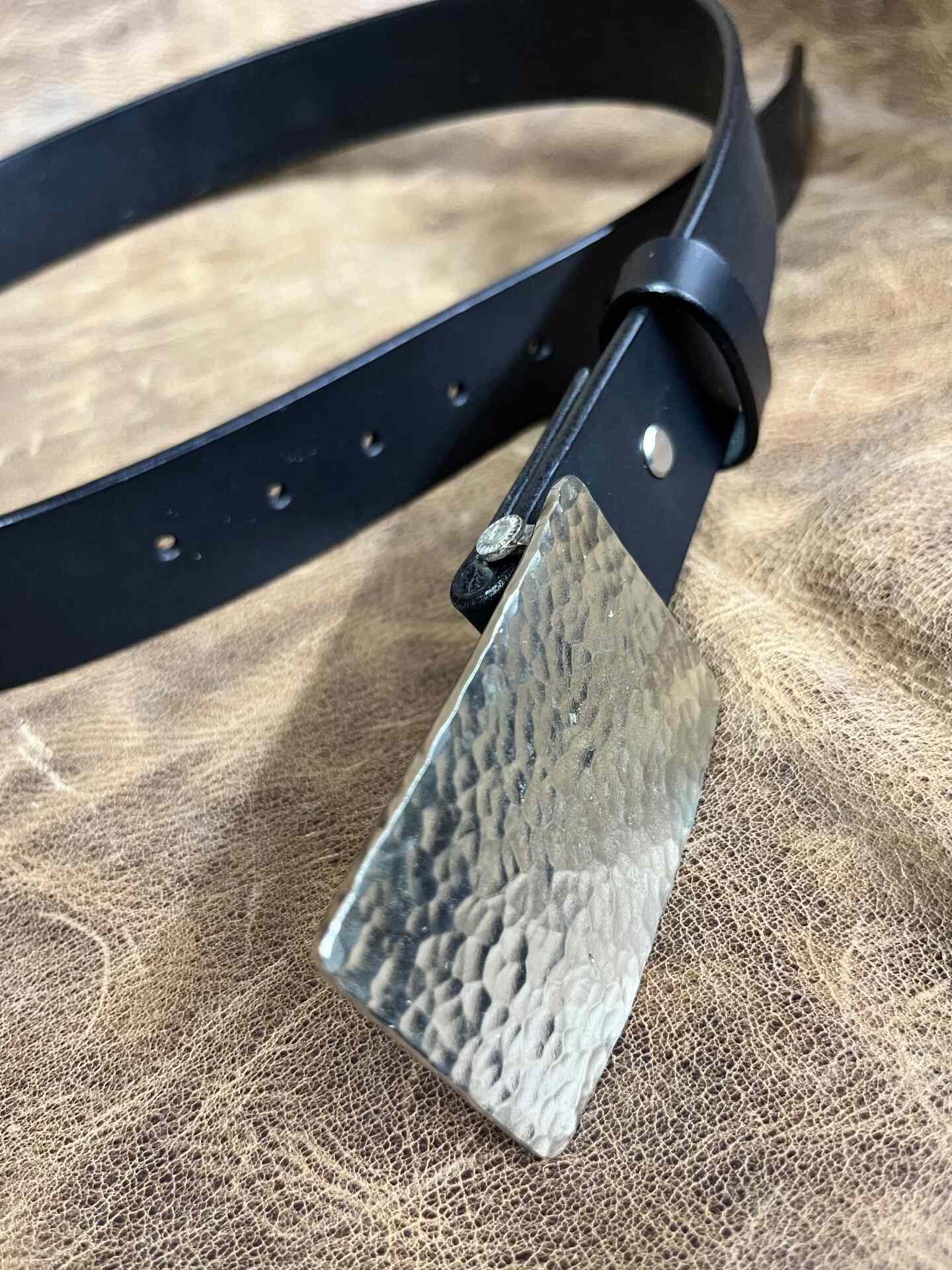 The three-dimensional white copper hammered smooth gusset buckle is…