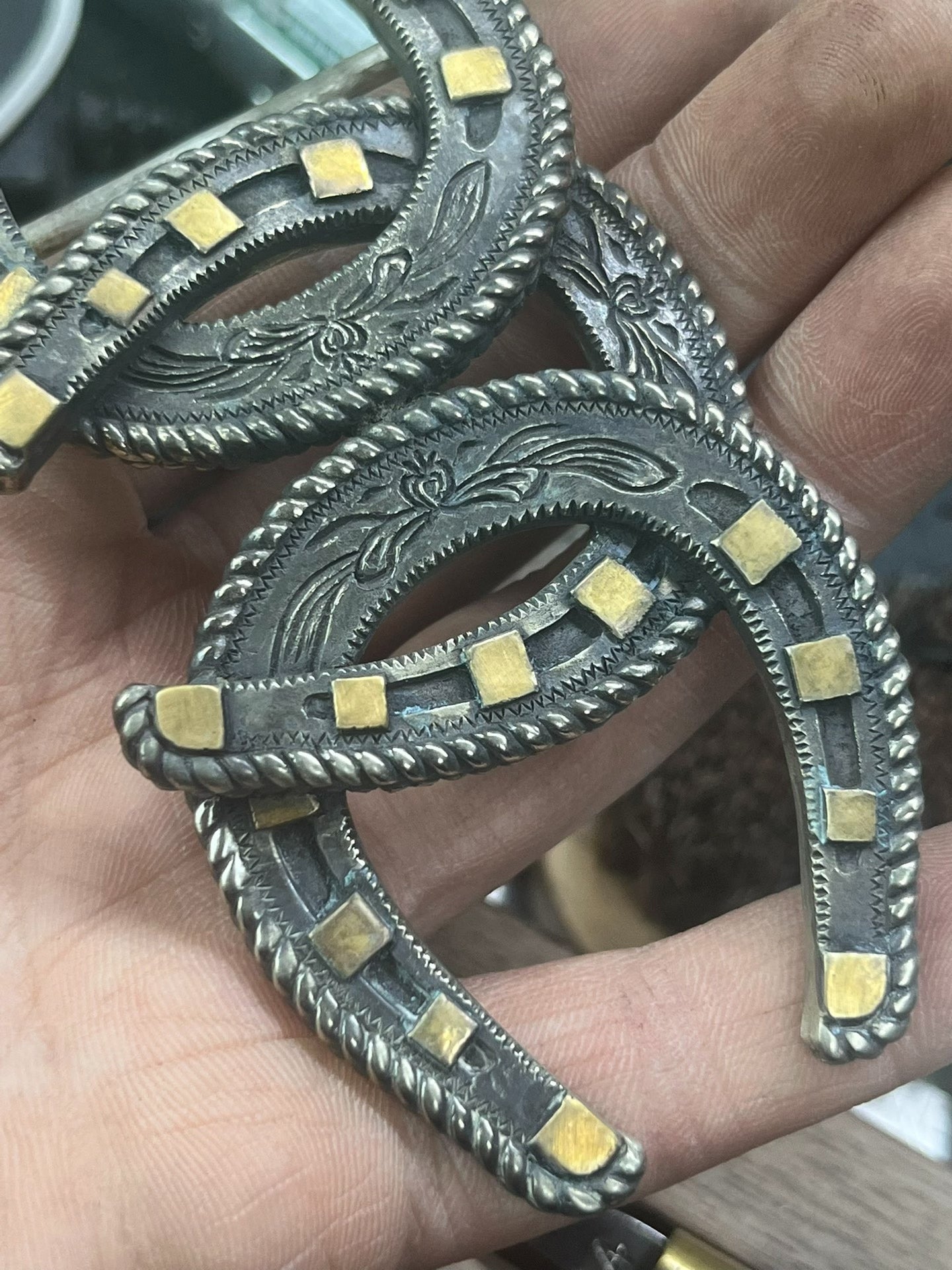 Horseshoe belt