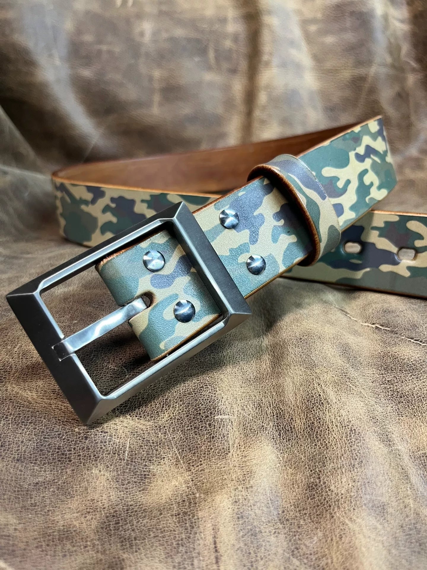 5.5mm thick camouflage saddle with titanium alloy belt buckle