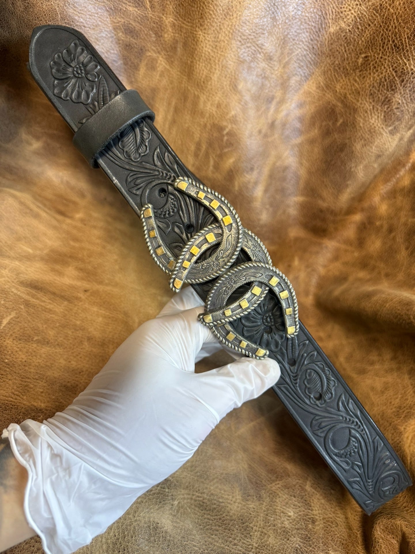 American saddle vegetable tanning with gold-plated horseshoe belt