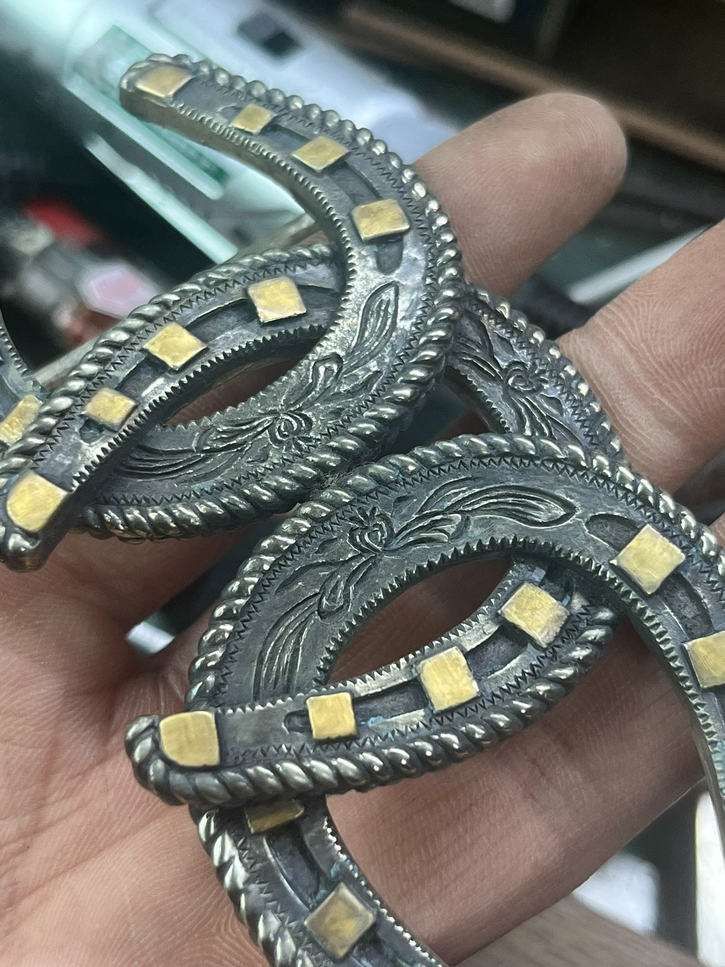 Horseshoe belt