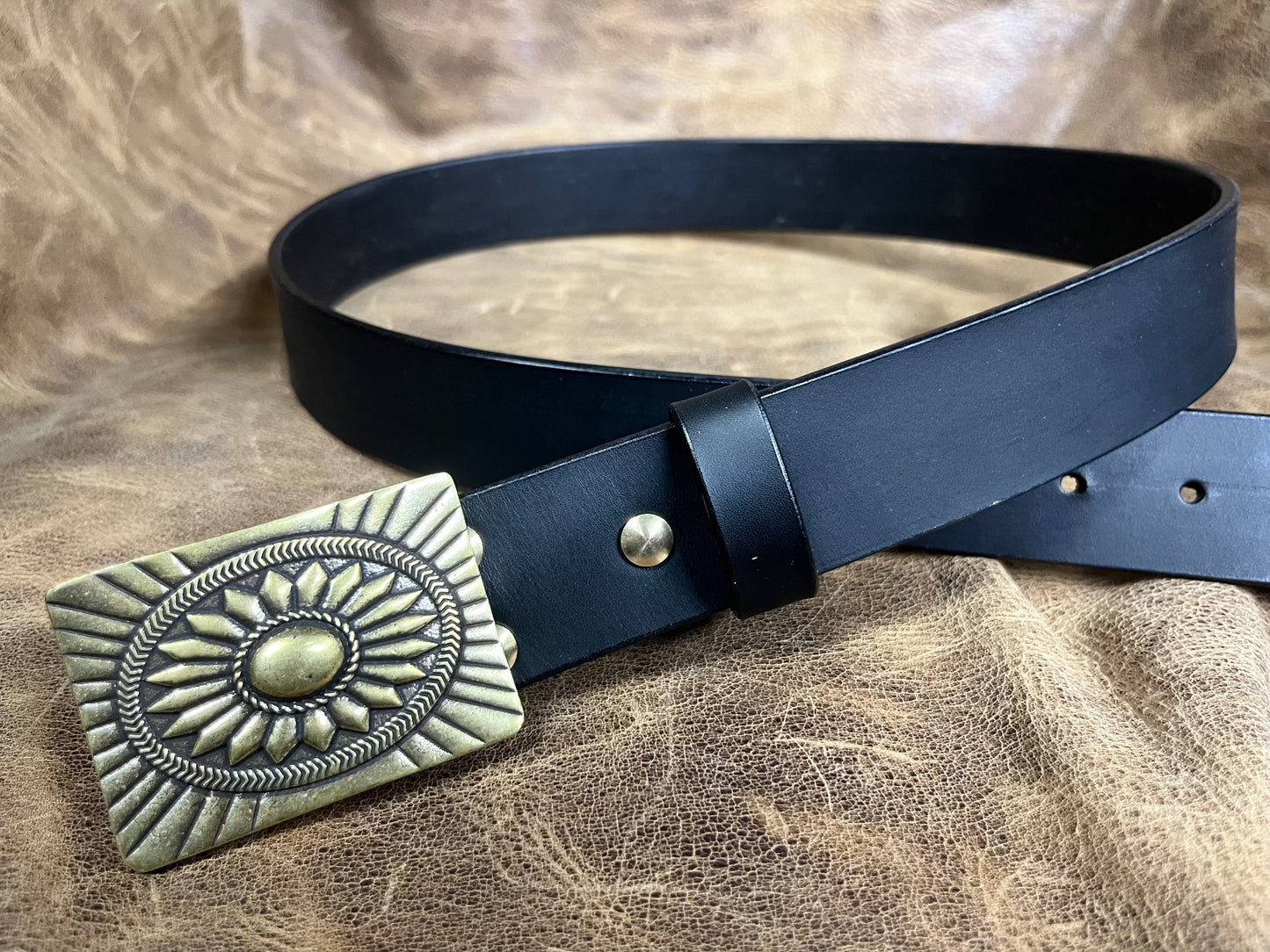 The three-dimensional brass Navajo smooth gusset buckle is paired w…