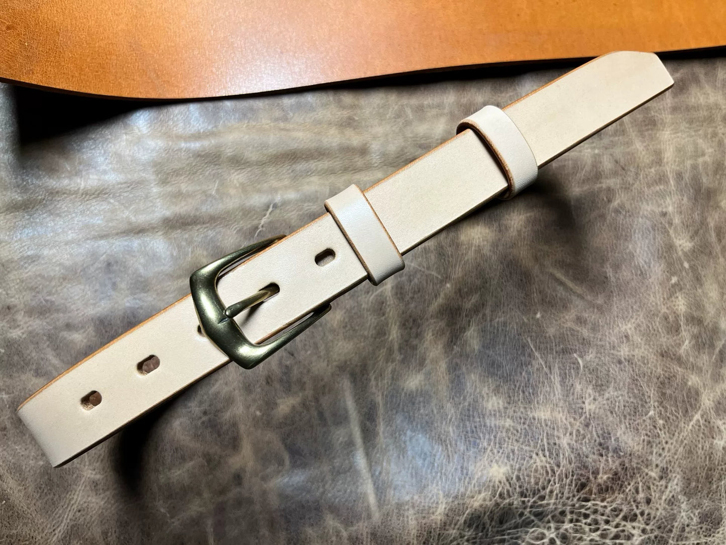 Handmade leather belt with original color body and brass buckle
