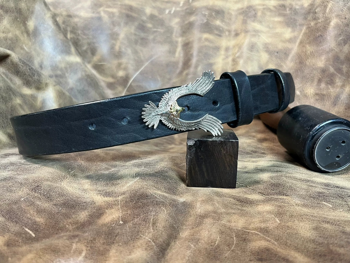Customized belt in black bison leather. Customized length