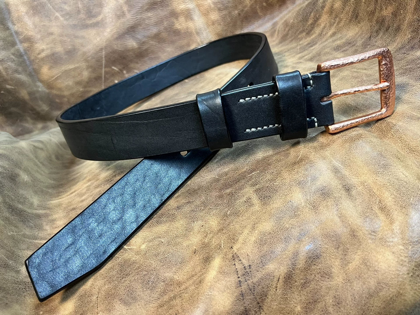 The copper hammered pure copper belt buckle is paired with a black…