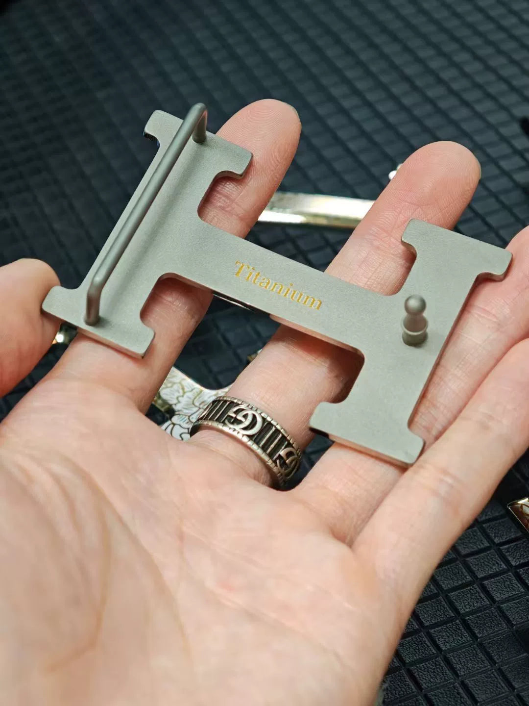 Welfare special offer: 99.9% pure titanium belt buckle H buckle