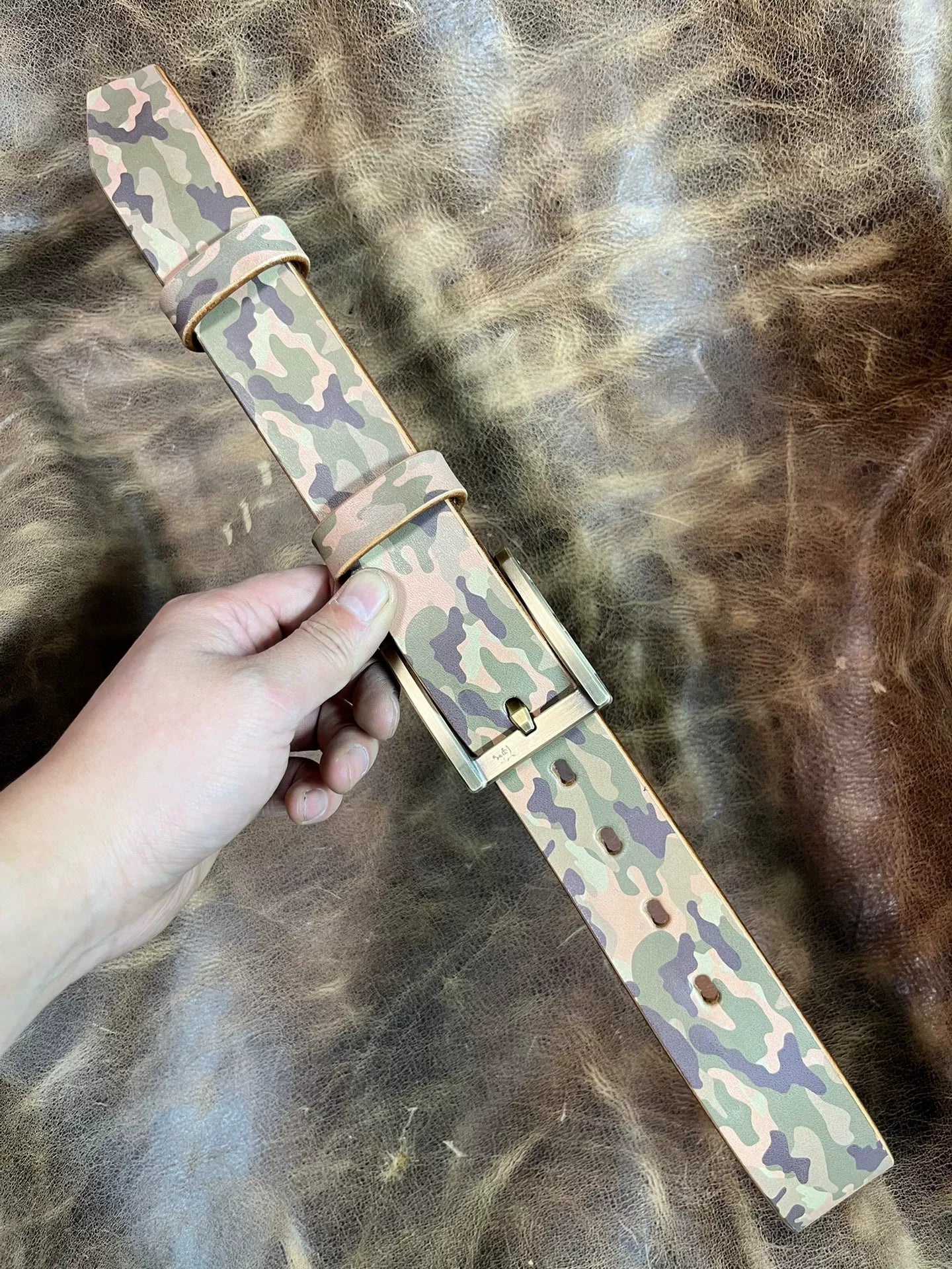 Camouflage saddle with genuine west wind 3-wire cutting belt buckle…