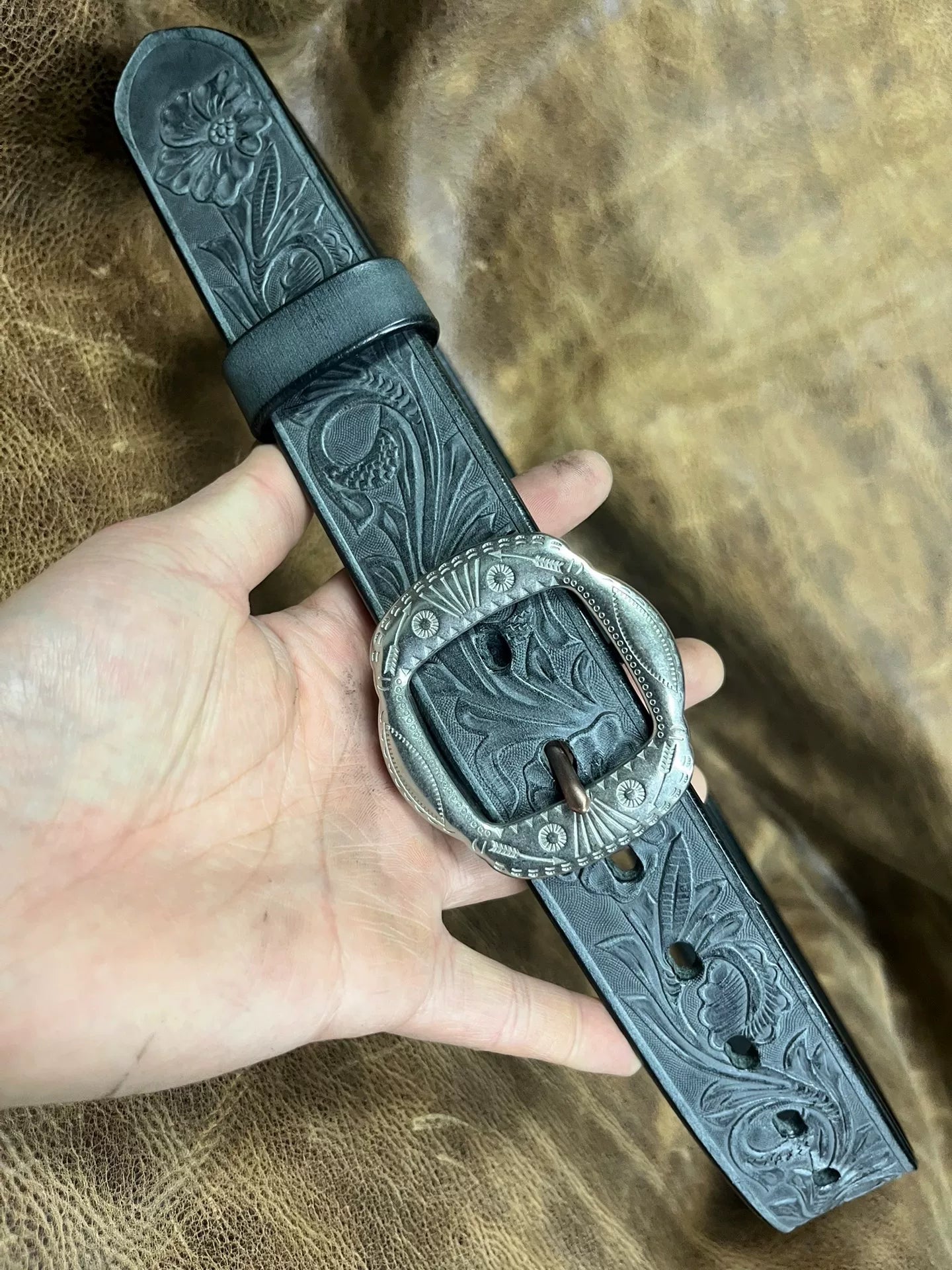 The Italian horse-rein carved handmade belt is customized