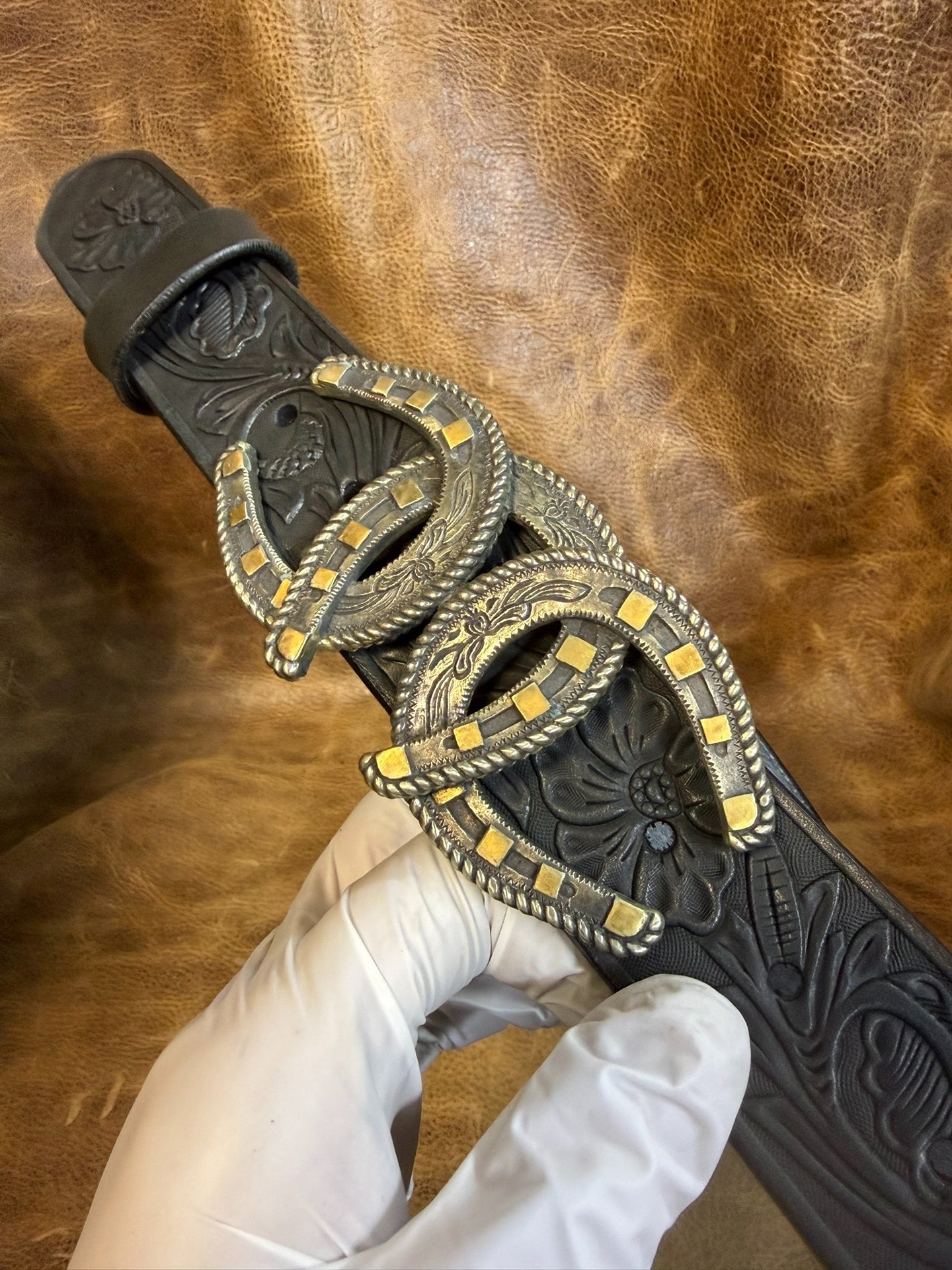 American saddle vegetable tanning with gold-plated horseshoe belt