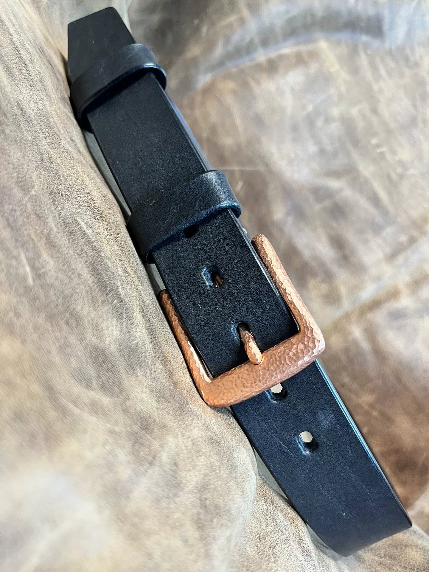 The copper hammered pure copper belt buckle is paired with a black…