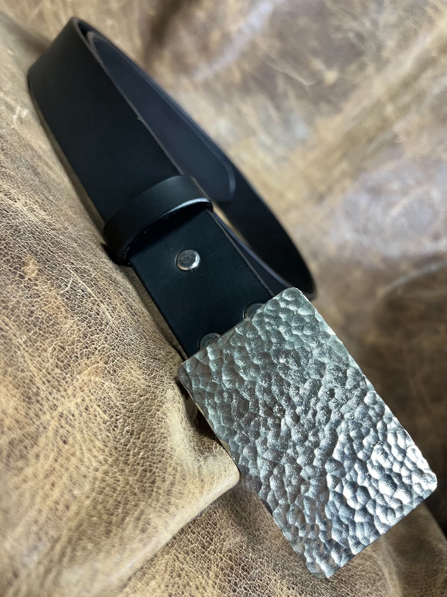 The three-dimensional white copper hammered smooth gusset buckle is…