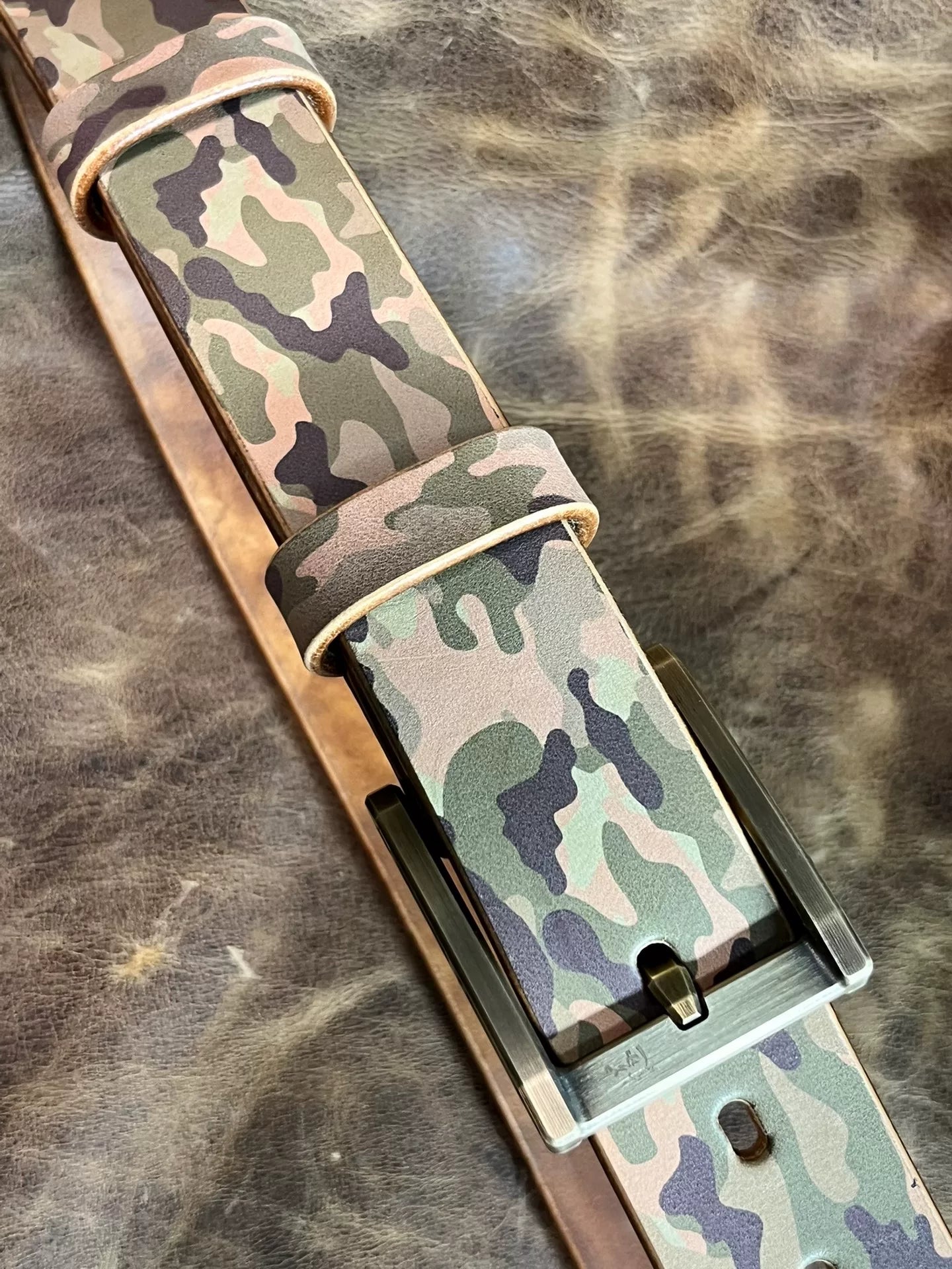 Camouflage saddle with genuine west wind 3-wire cutting belt buckle…