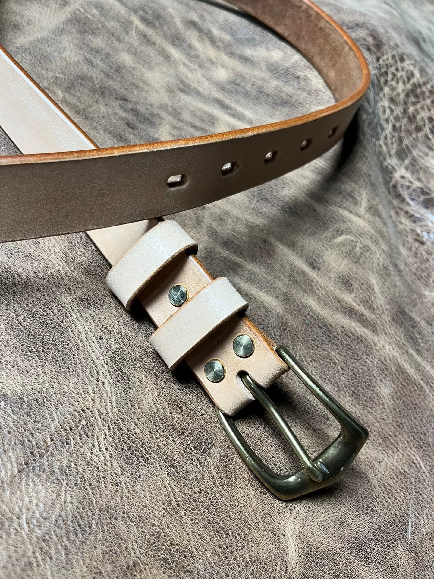 Handmade leather belt with original color body and brass buckle